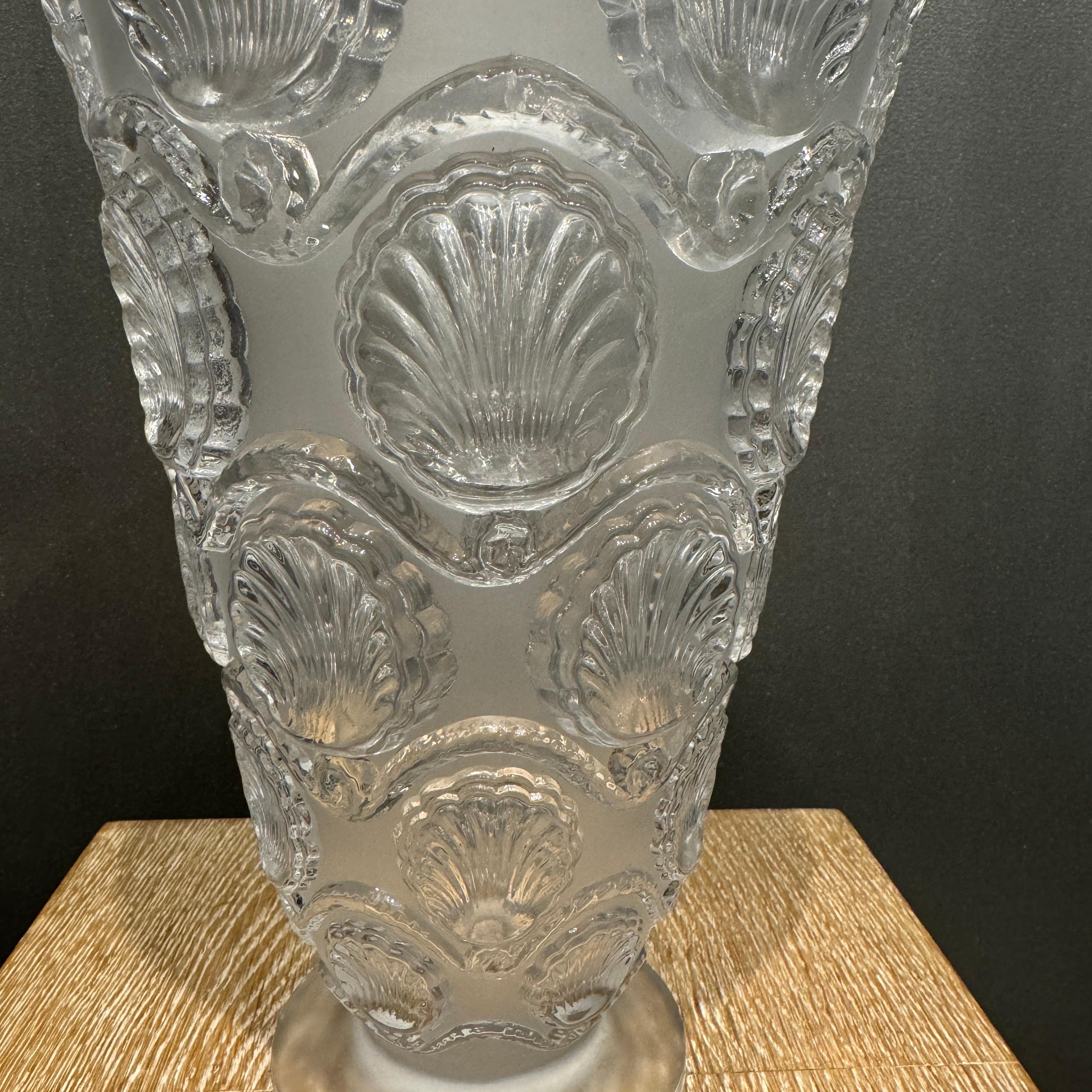 Metà XX secolo Un vaso di vetro R.Lalique Cancale in vendita