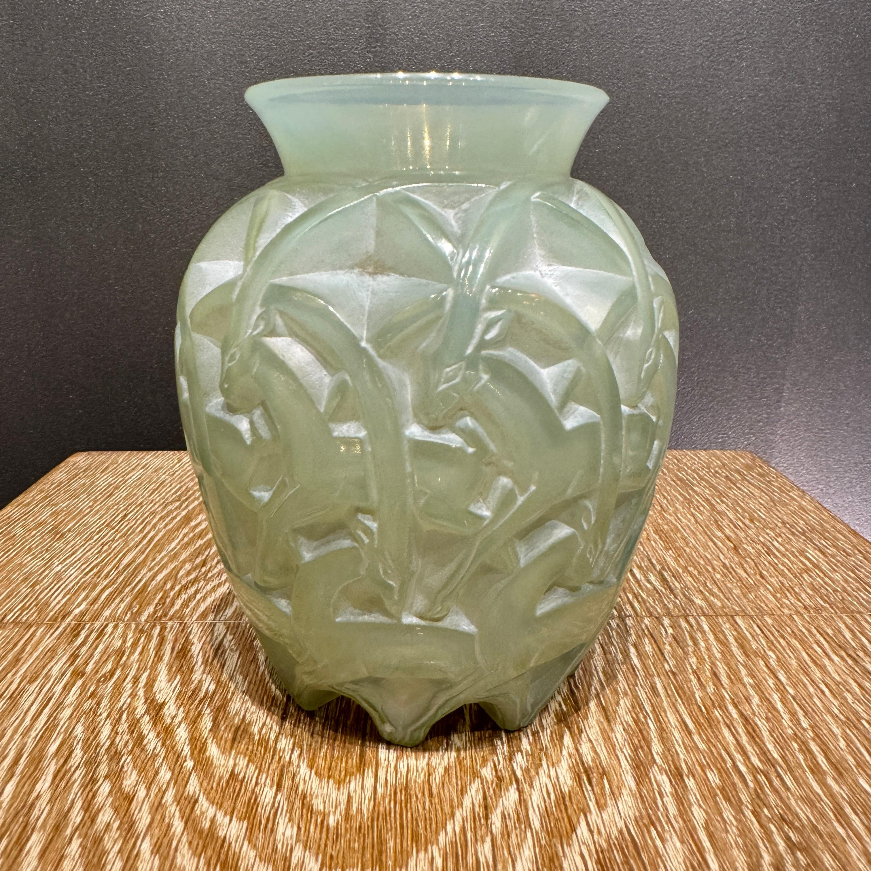 Stampato Un vaso colorato Chamois Céladon di R.Lalique in vendita