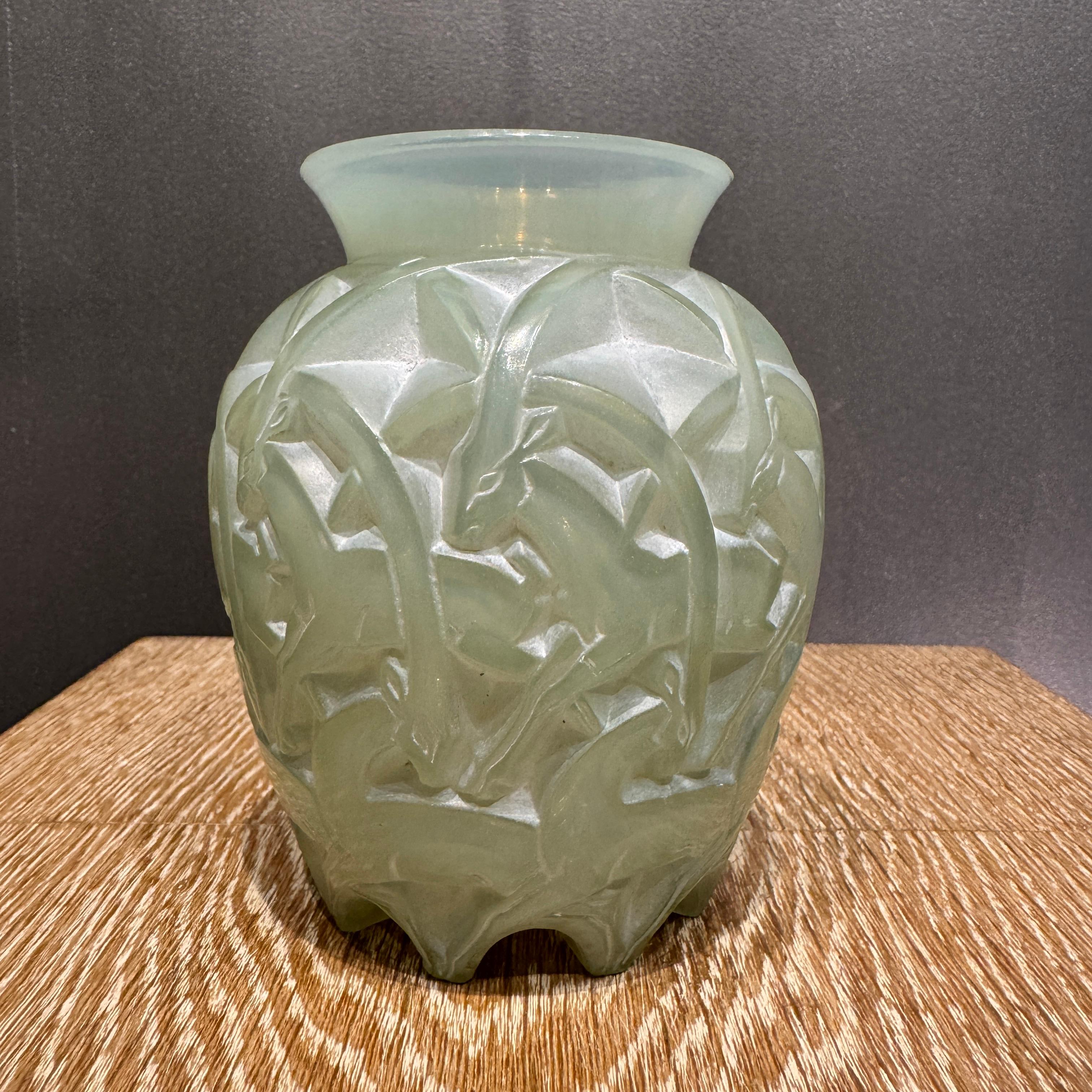 Un vaso colorato Chamois Céladon di R.Lalique In condizioni ottime in vendita a SAINT-OUEN-SUR-SEINE, FR