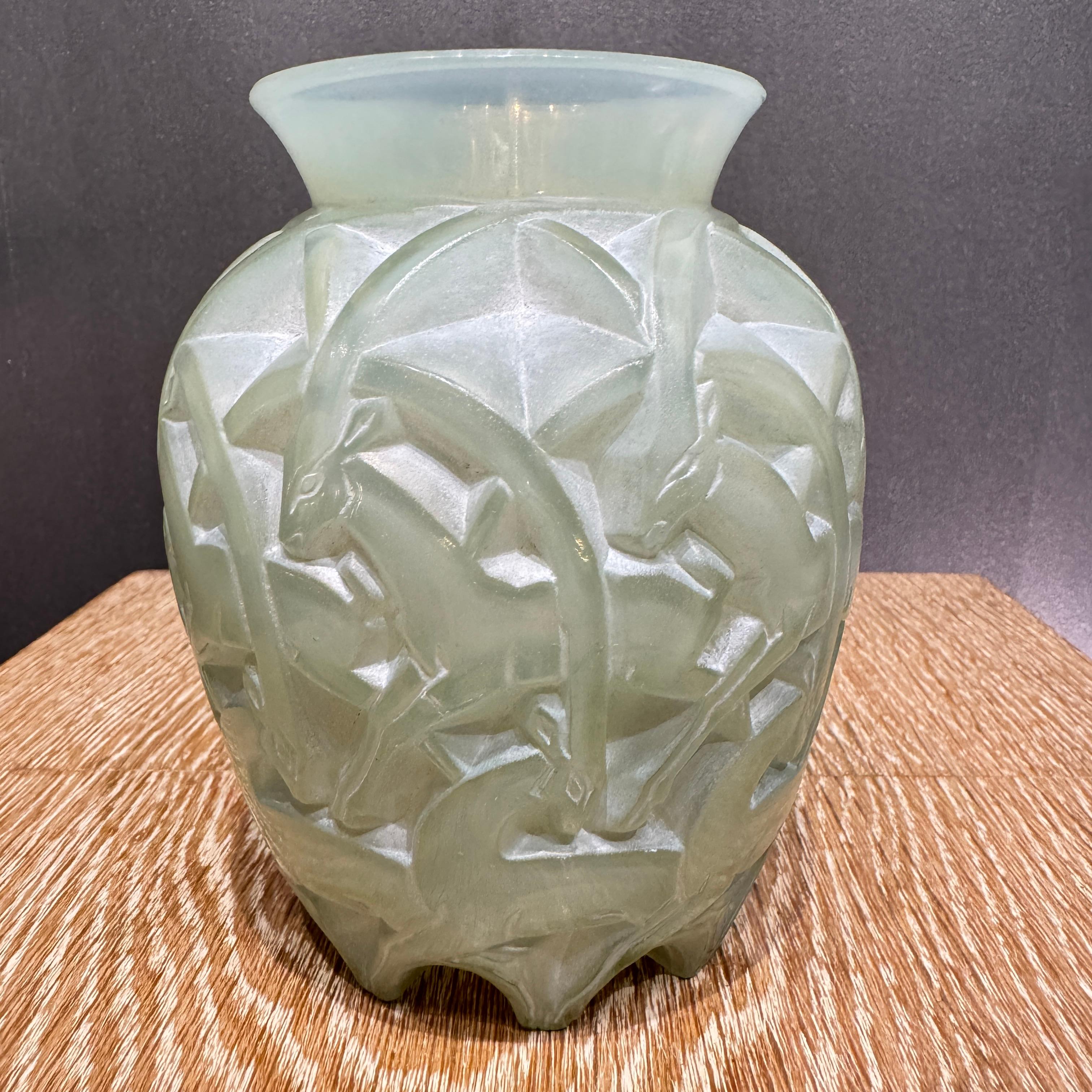 Metà XX secolo Un vaso colorato Chamois Céladon di R.Lalique in vendita