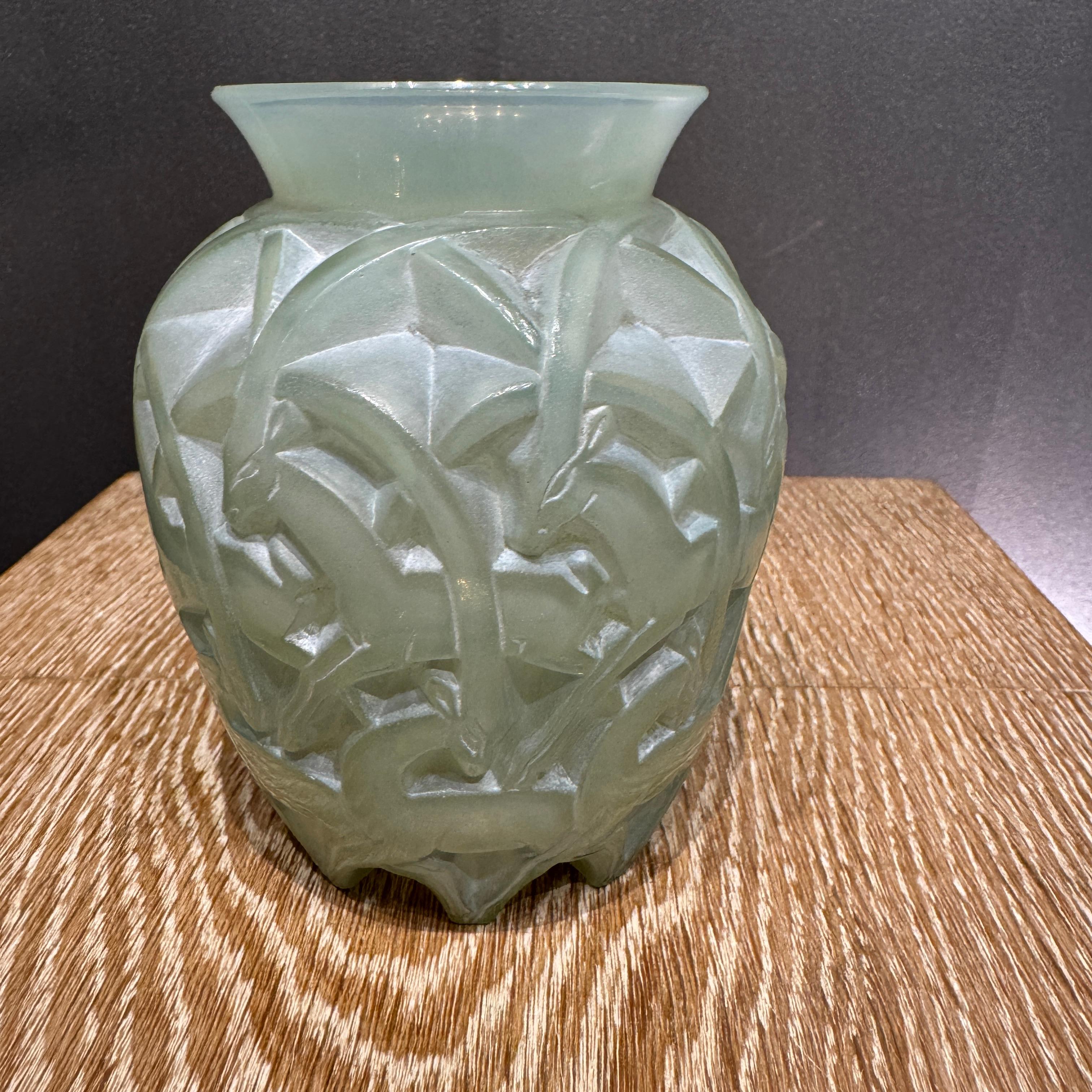 Vetro Un vaso colorato Chamois Céladon di R.Lalique in vendita