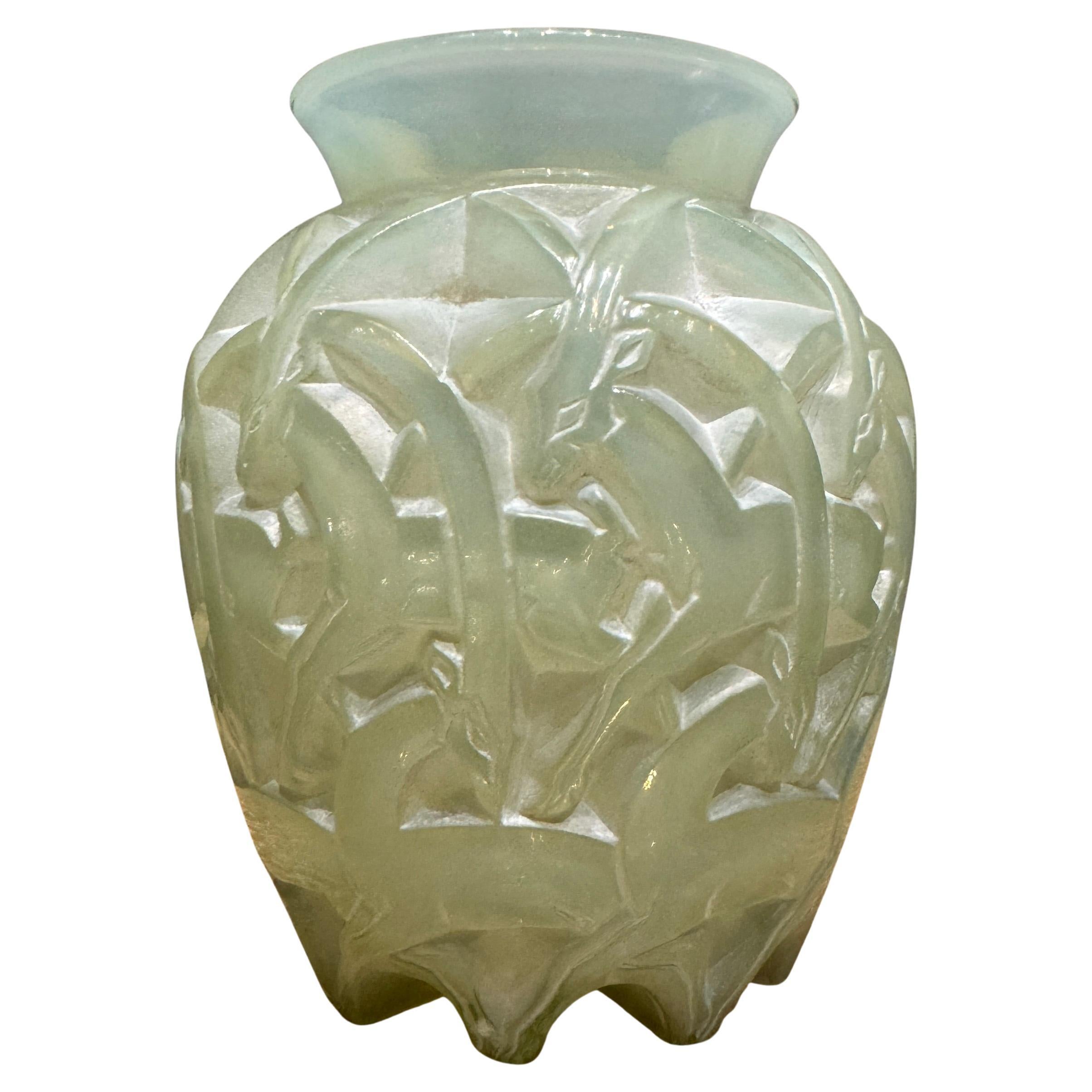 Un vaso colorato Chamois Céladon di R.Lalique in vendita