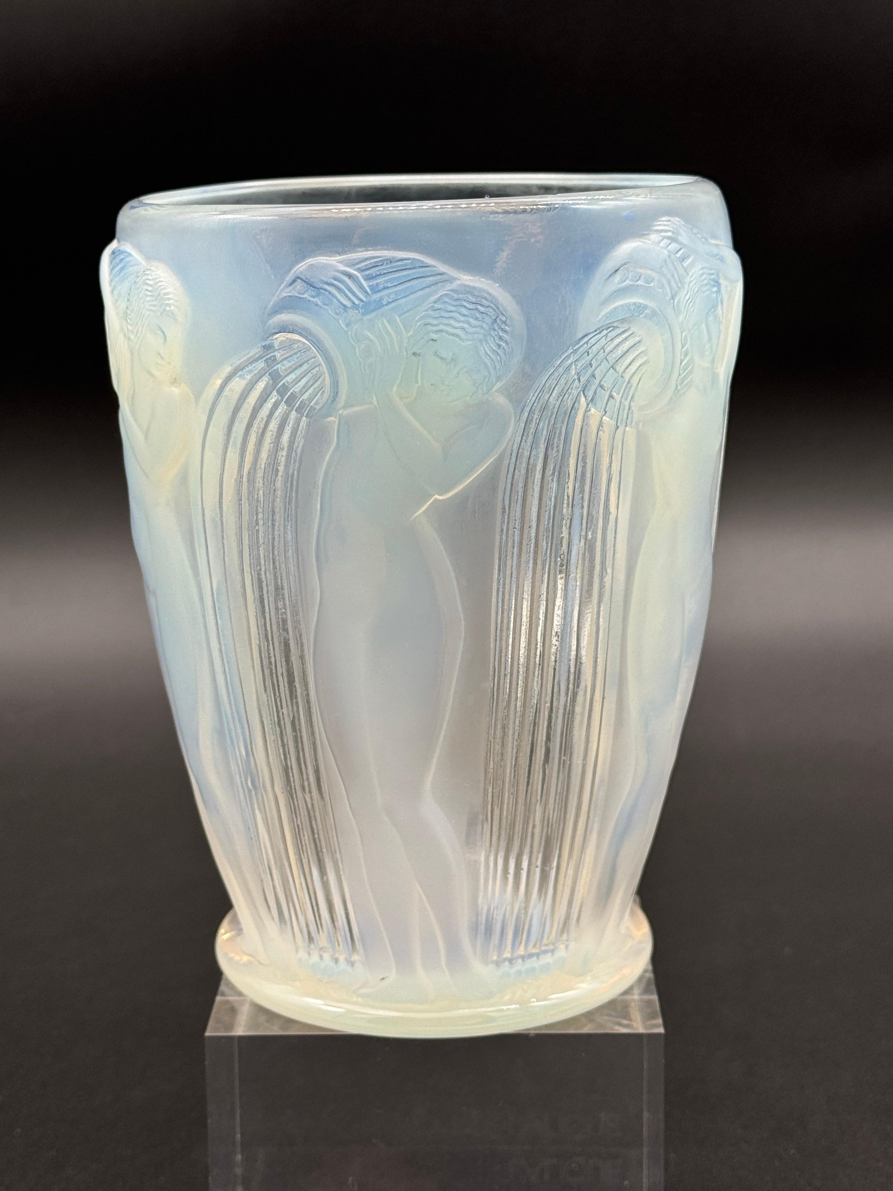 Il vaso Danaïdes è stato creato nel 1926 da R.Lalique in vetro bianco.

Questo esemplare è in vetro opalescente con una firma in stampatello sabbiato.

Il vaso è in ottime condizioni.

I Danaidi sono tutti rappresentati in posizioni diverse.

I loro