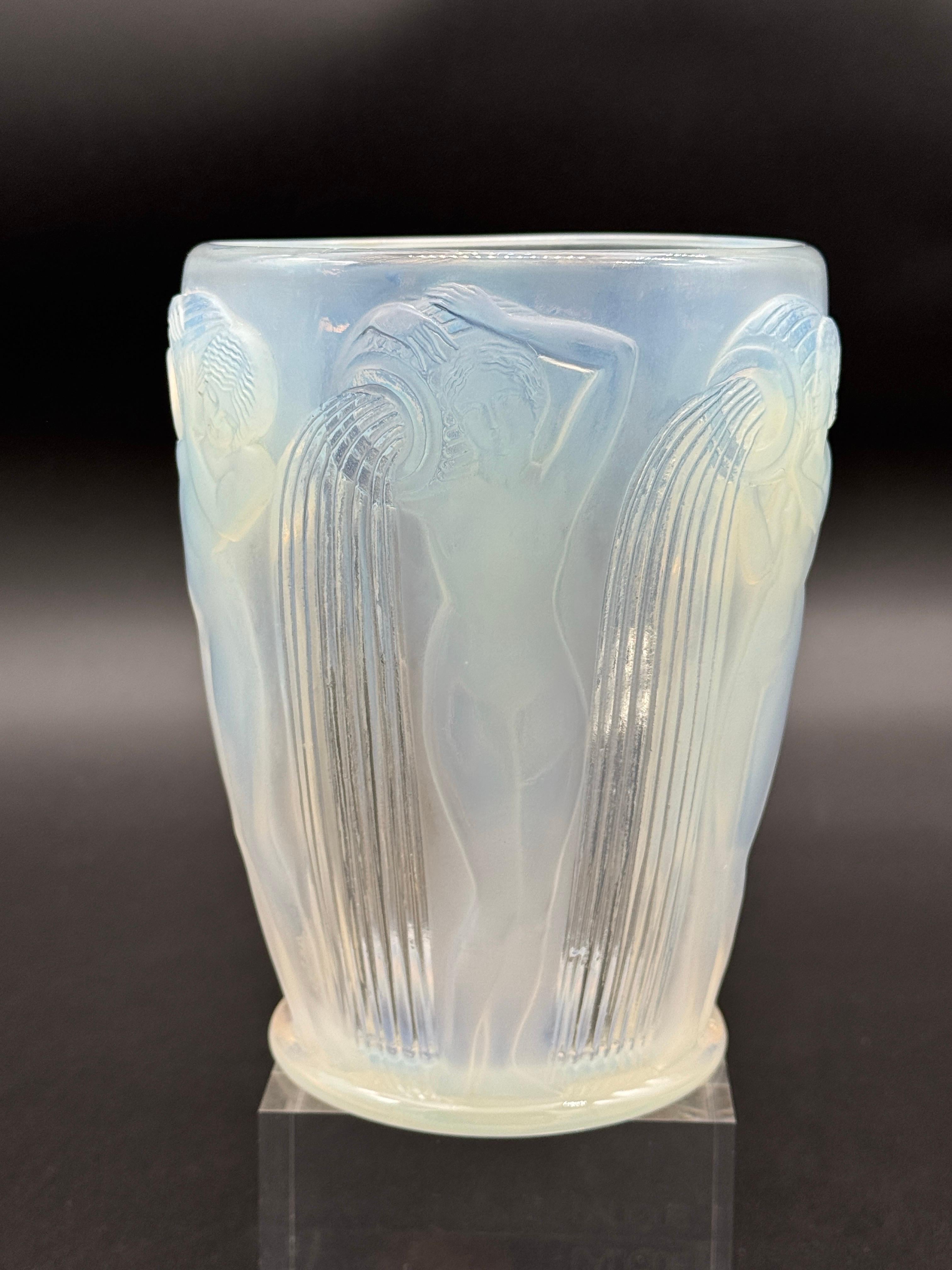 Francese Un vaso di vetro R&R ART Lalique Danaïdes Art Déco in vendita