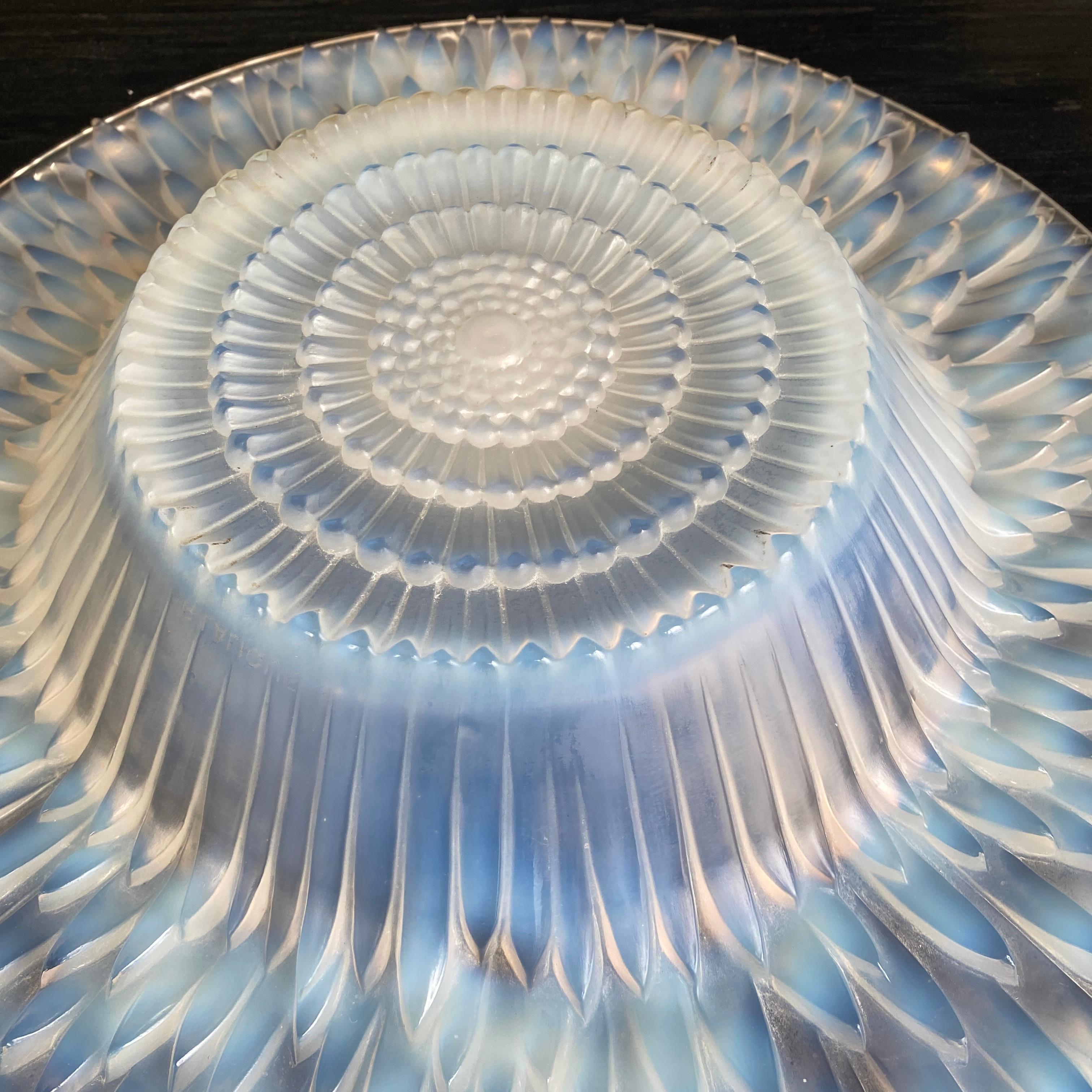 French A R.Lalique  Flora  Bella plate in Opalescent glass For Sale