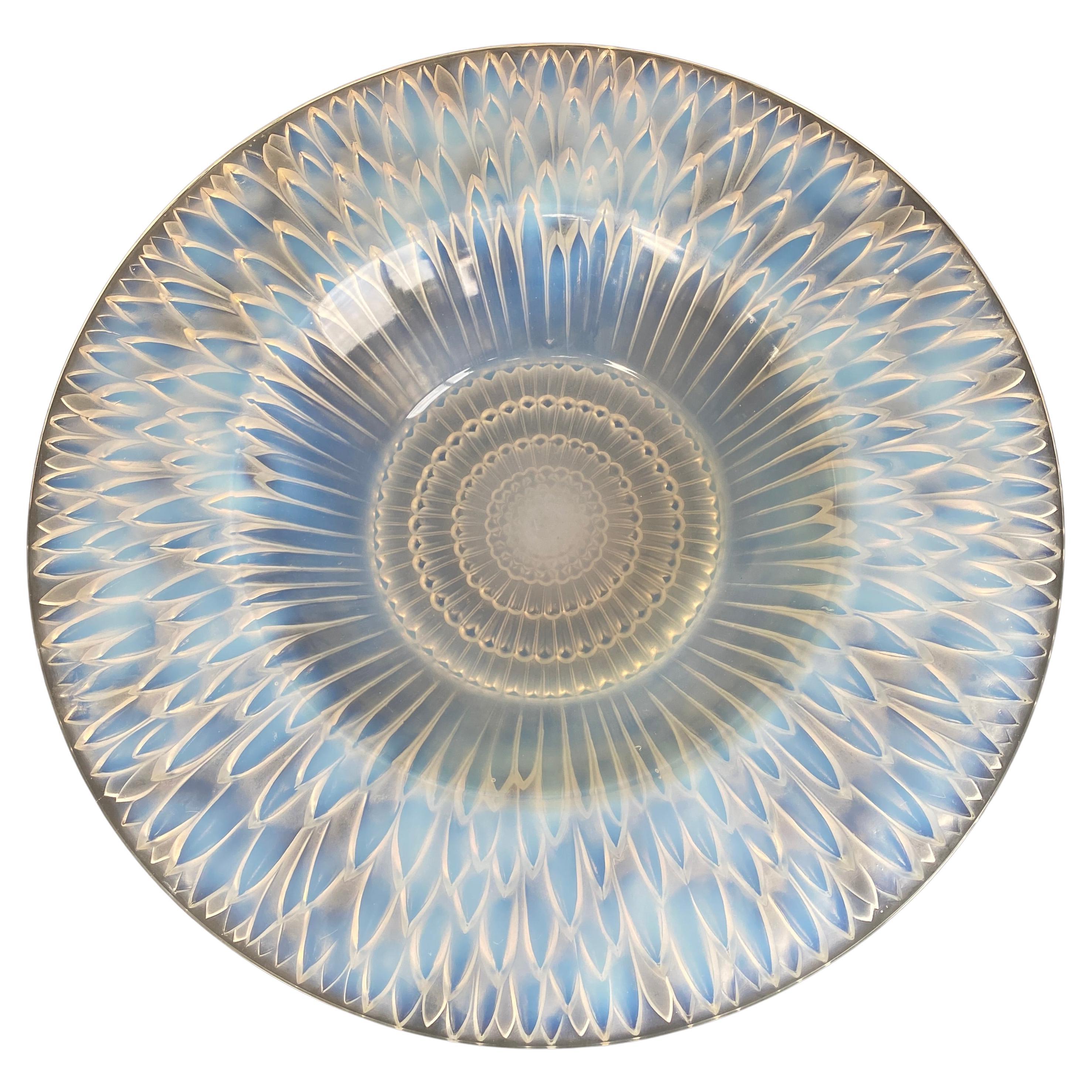 A R.Lalique  Flora  Bella plate in Opalescent glass For Sale