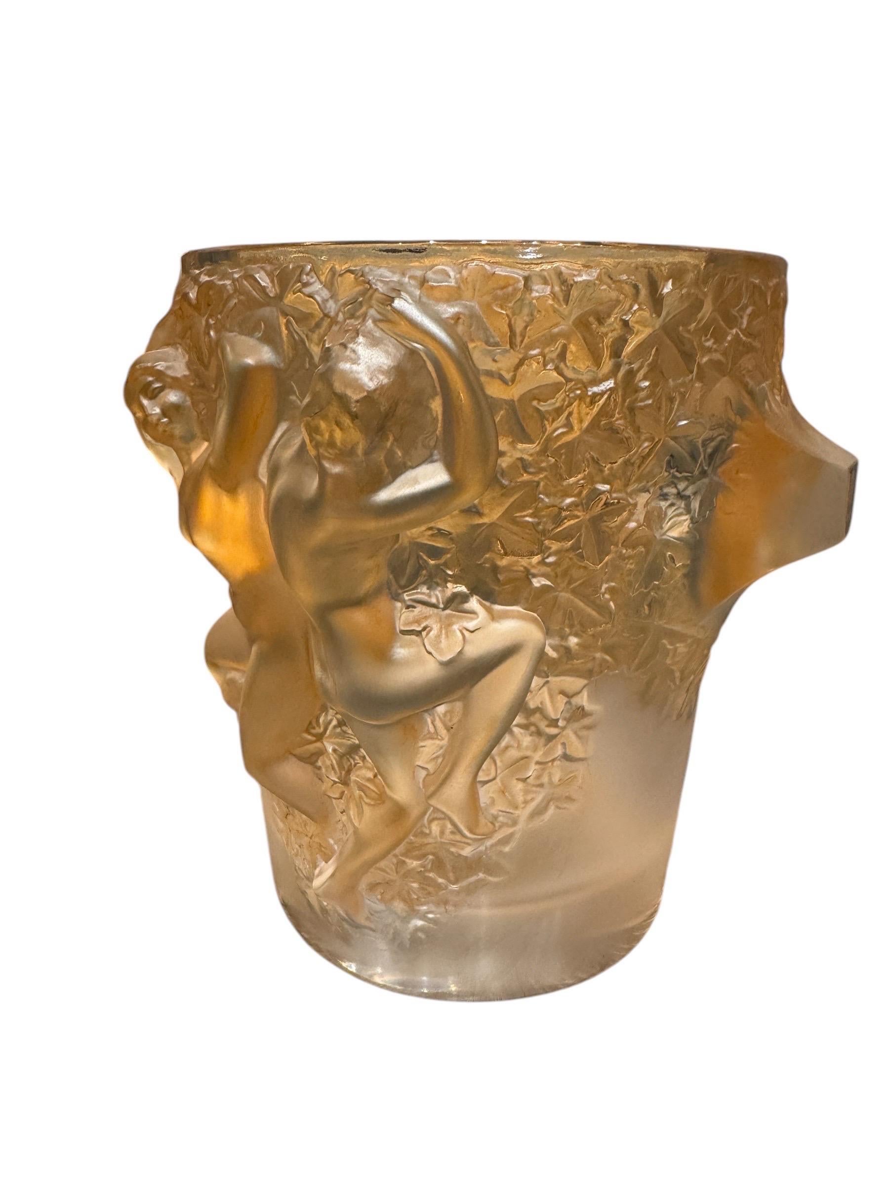 Il secchiello da champagne Ganymède è stato creato da Marc Lalique per la Maison Lalique alla fine degli anni Quaranta.
Lo stile è quello tipico di Marc Lalique nel momento in cui diventa direttore generale della Maison Lalique.

Il vaso è in