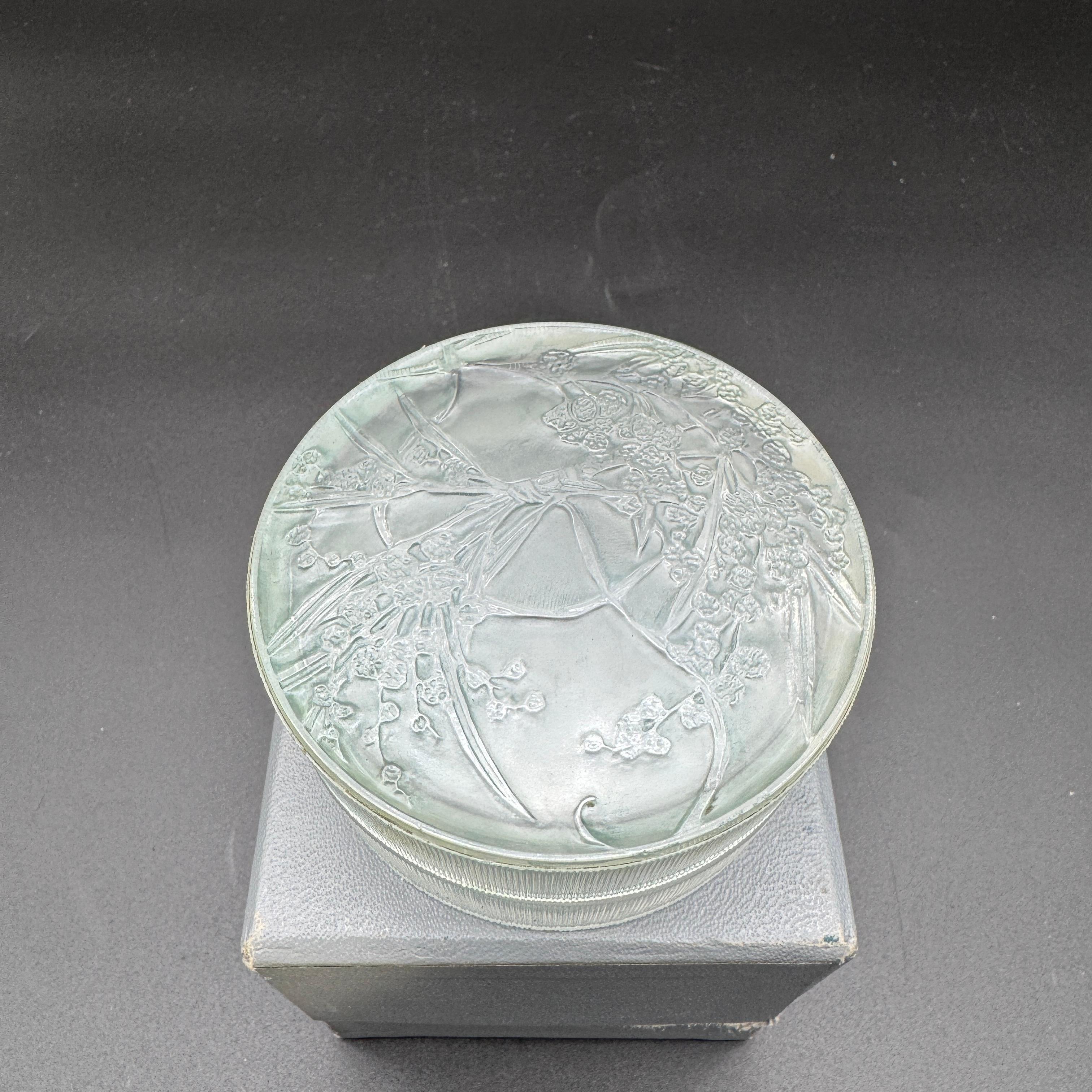 Una scatola di vetro R.Lalique per il profumo Aris in vendita 2