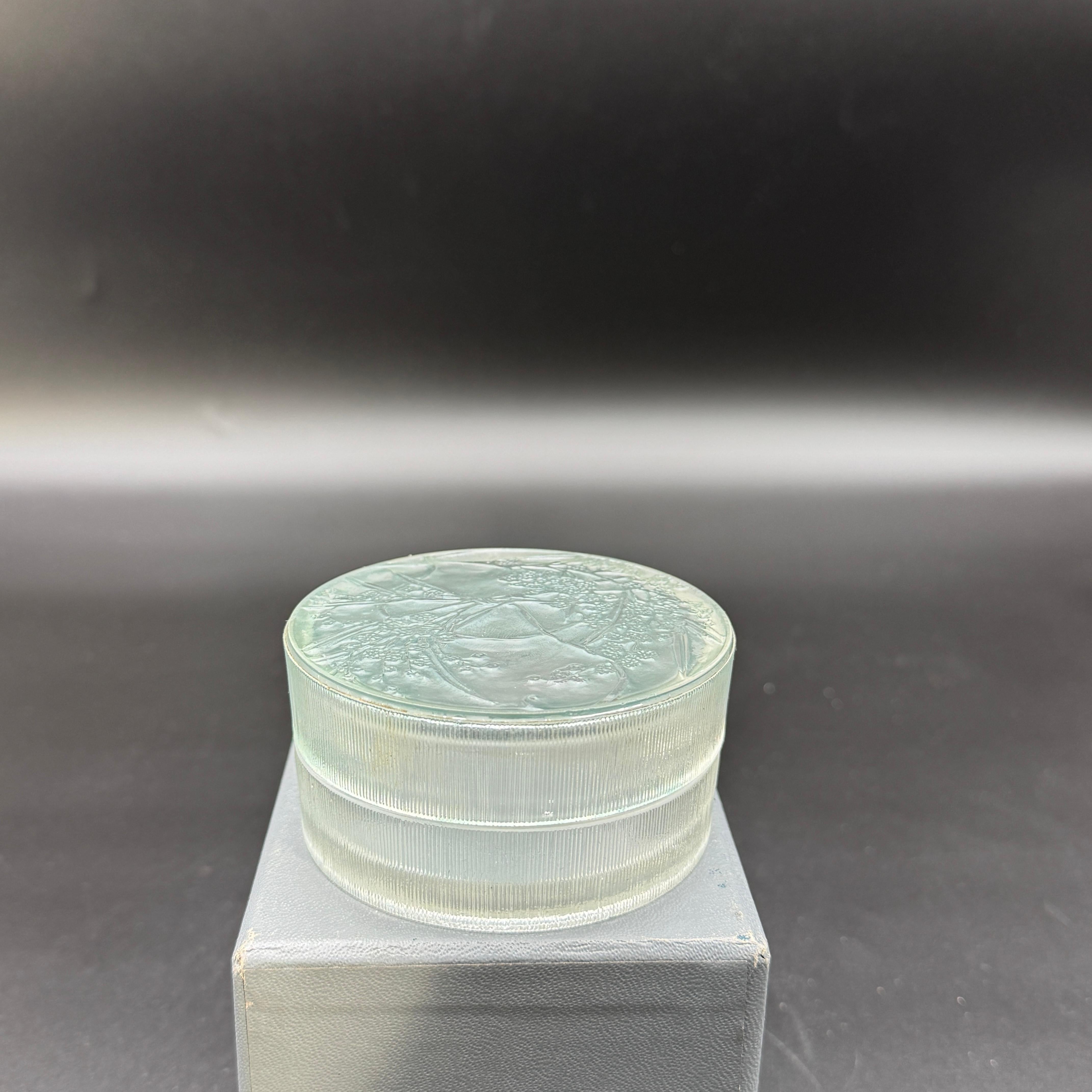 Una scatola di vetro R.Lalique per il profumo Aris in vendita 1