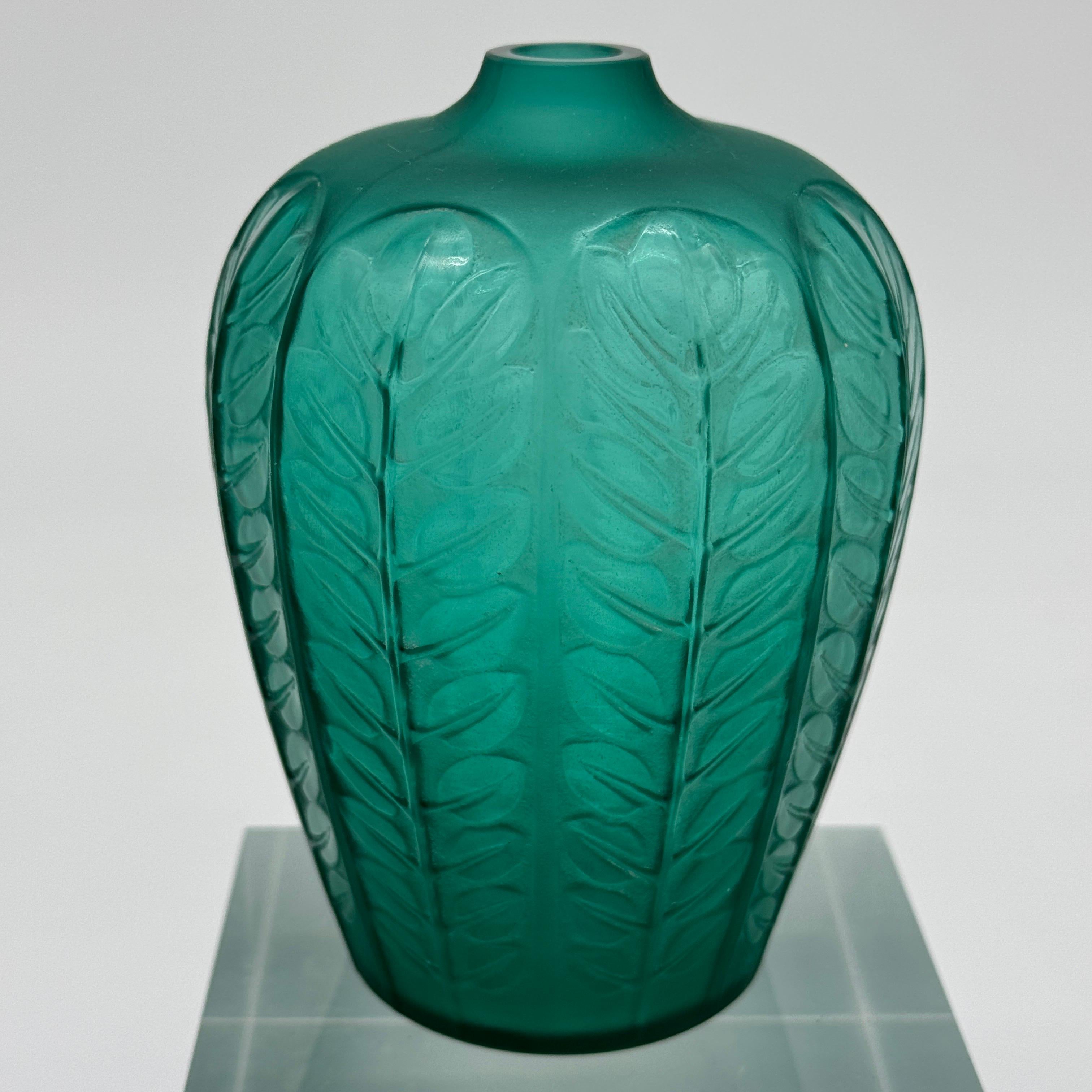 A R.Lalique Green Art Déco Tournai Vase In Excellent Condition In SAINT-OUEN-SUR-SEINE, FR