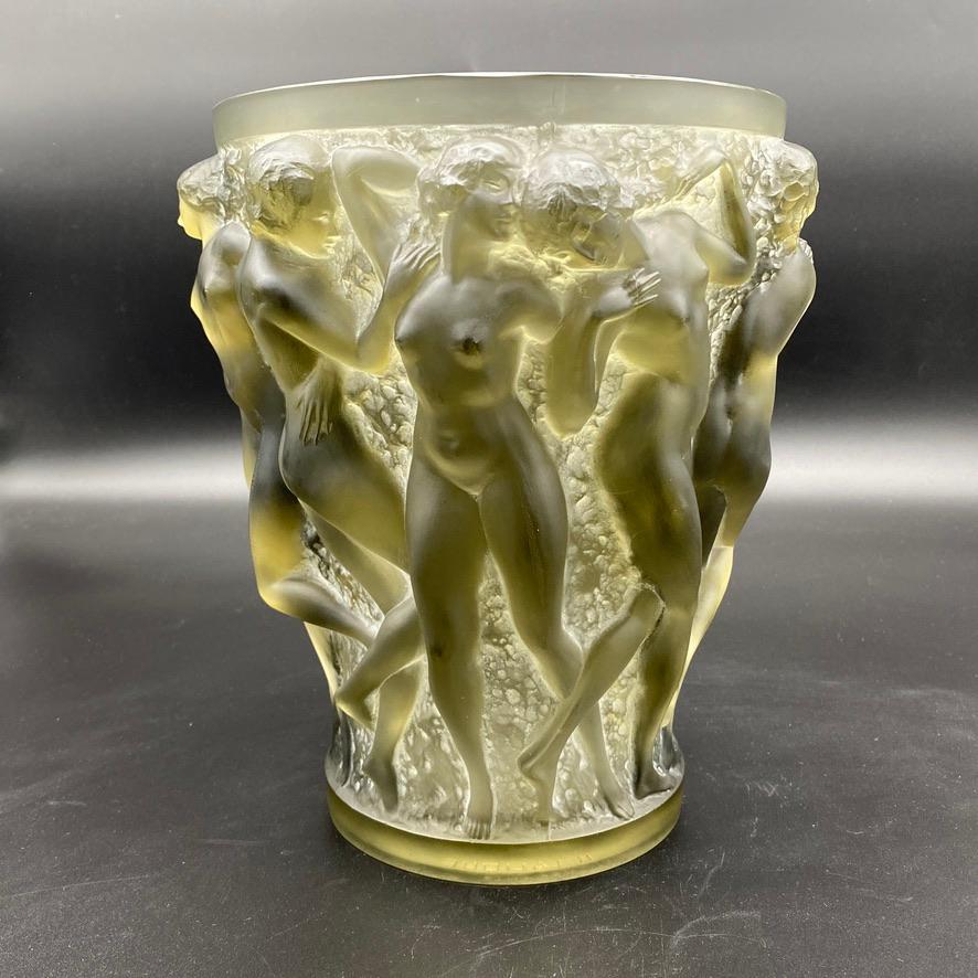 A R.Lalique Graues Glas Bacchantes Vase  (Geformt) im Angebot