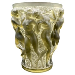 Vase Bacchantes A R.Lalique en verre gris 