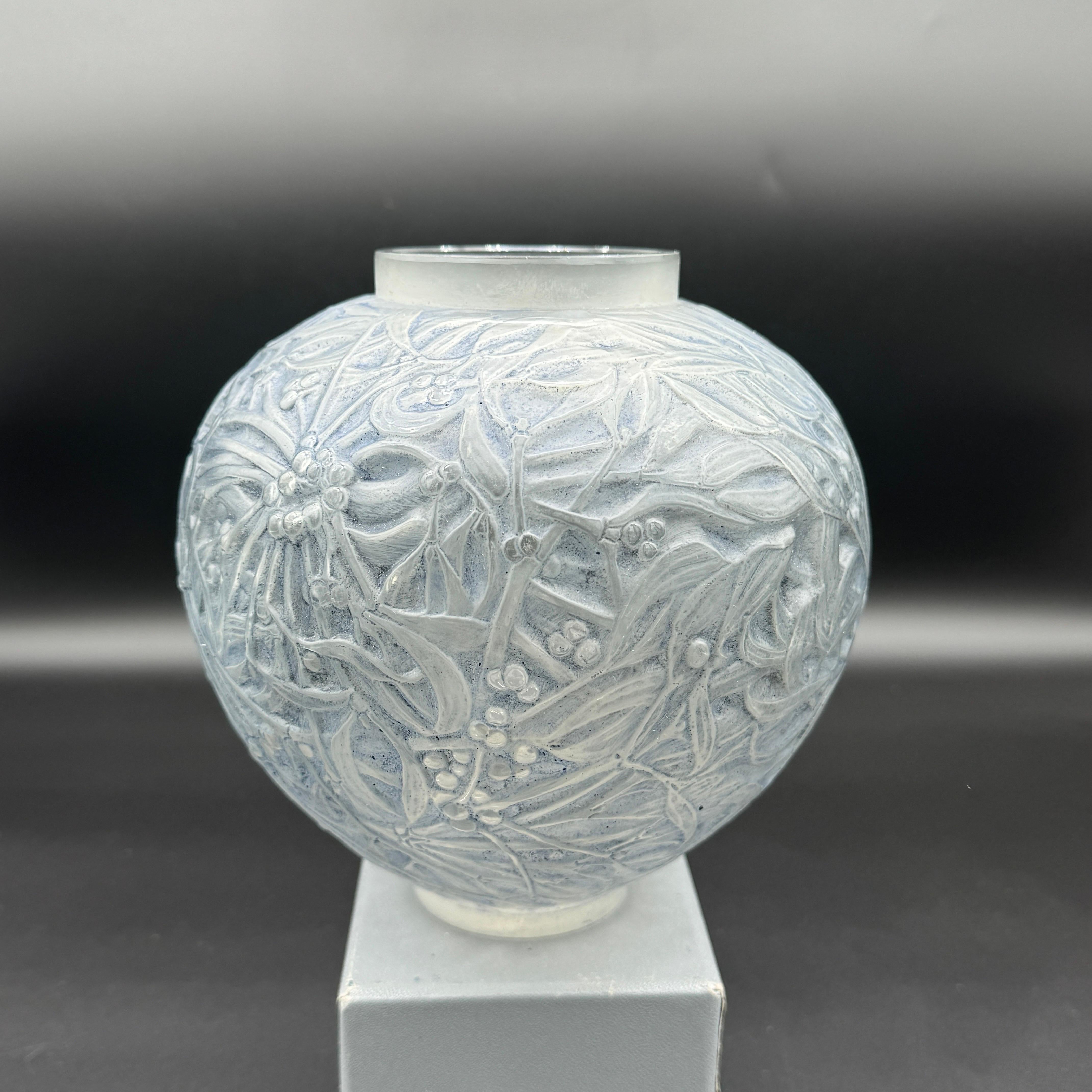 A R.Lalique Gui Vase In Excellent Condition In SAINT-OUEN-SUR-SEINE, FR