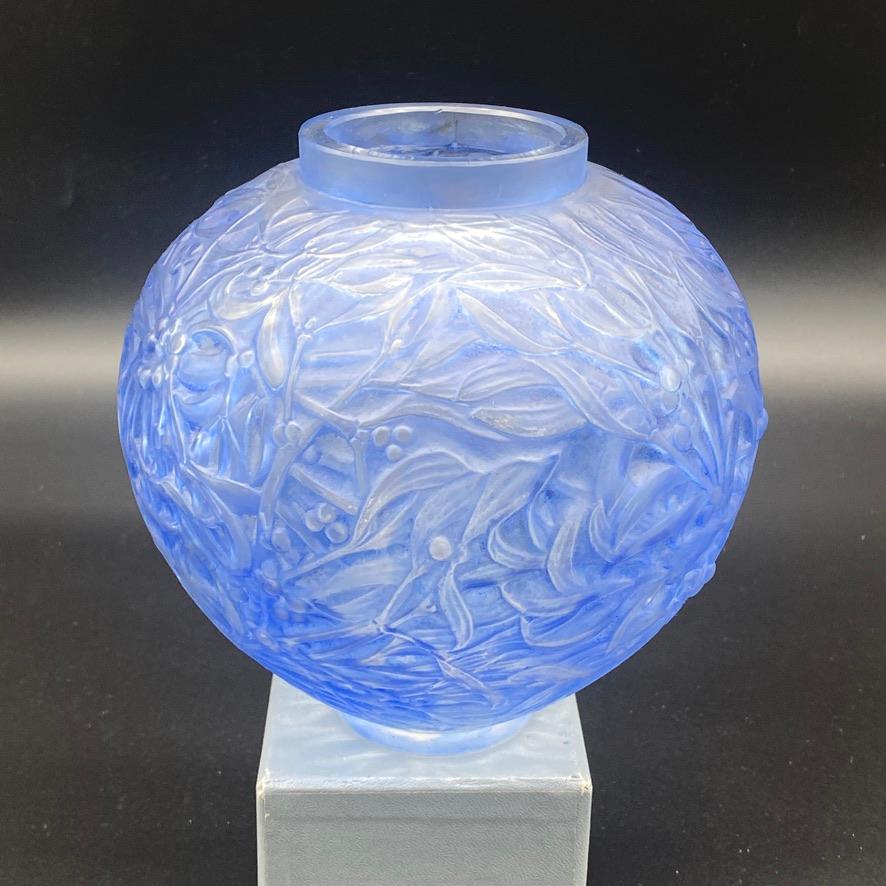A R.Lalique Gui Vase In Excellent Condition In SAINT-OUEN-SUR-SEINE, FR