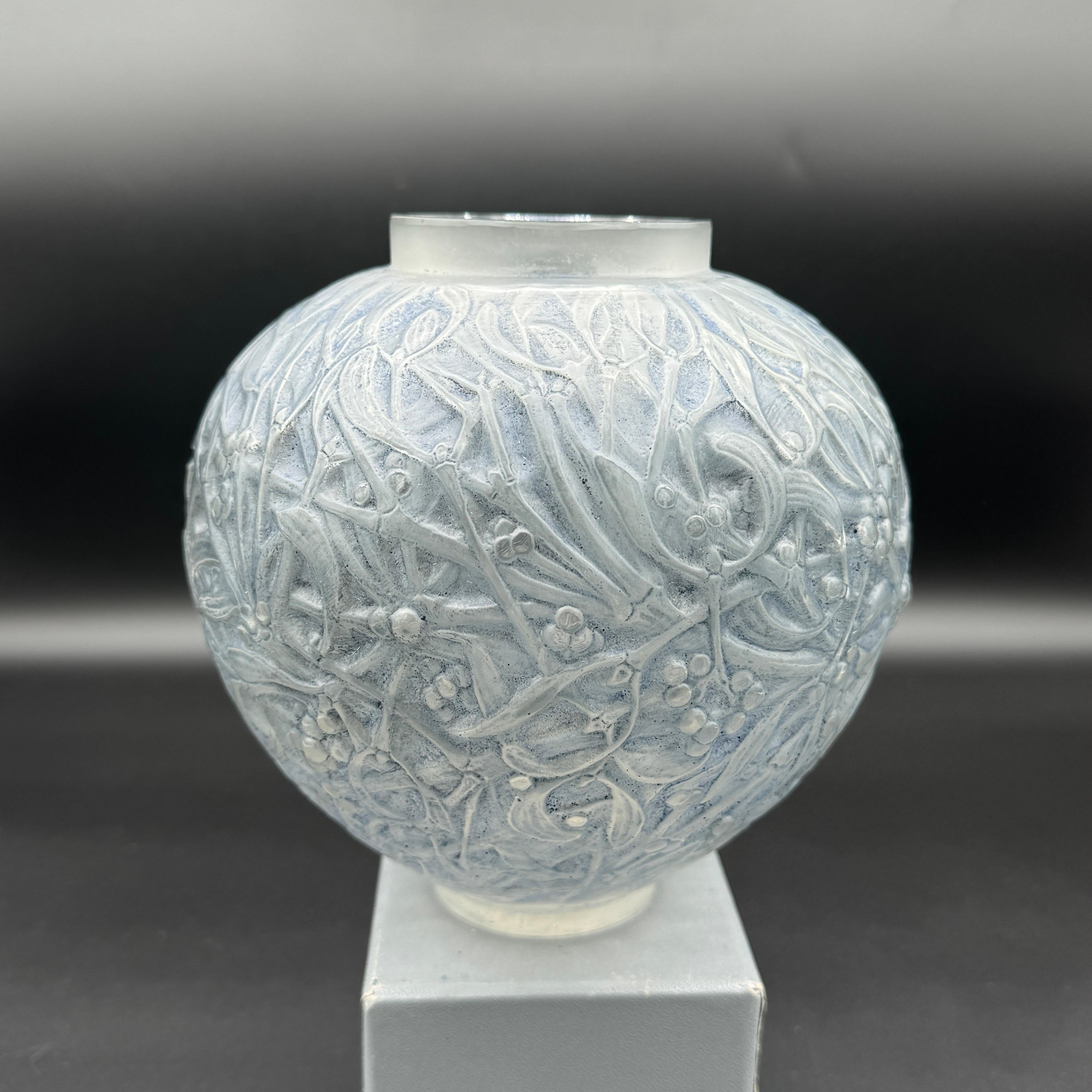 A R.Lalique Gui Vase 1