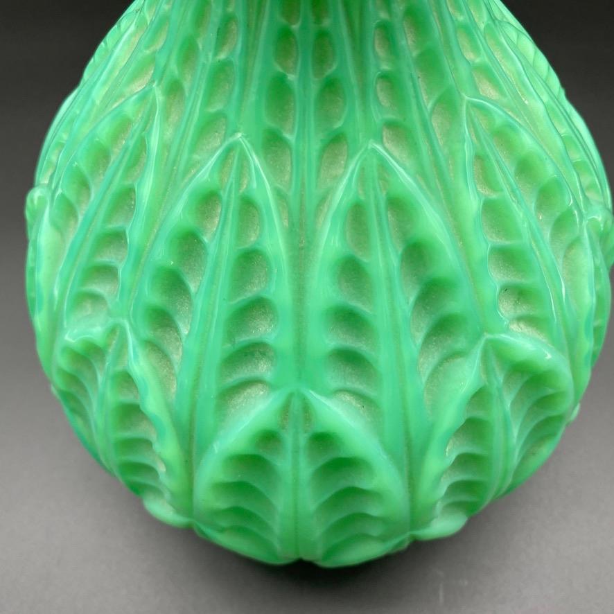 A R.Lalique Jade Malesherbes vase  In Excellent Condition For Sale In SAINT-OUEN-SUR-SEINE, FR