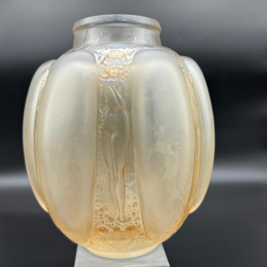 A R.Lalique Masques and Figurines Glass Vase In Excellent Condition In SAINT-OUEN-SUR-SEINE, FR