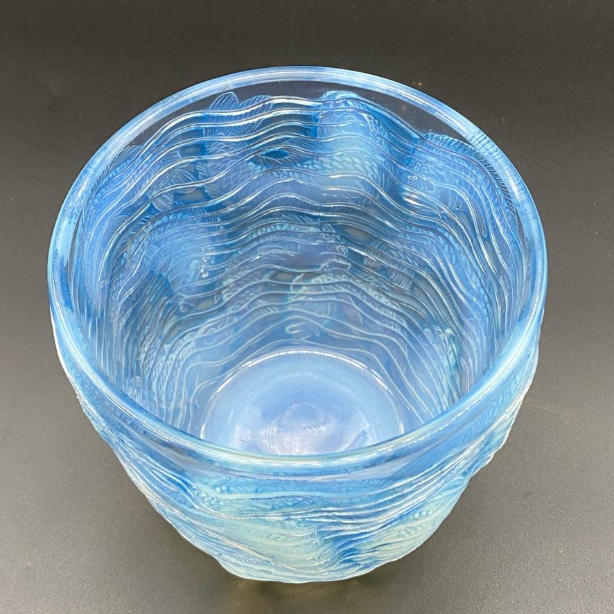 R.Lalique Opaleszierende Art Deco Delphin Vase  (Geformt) im Angebot