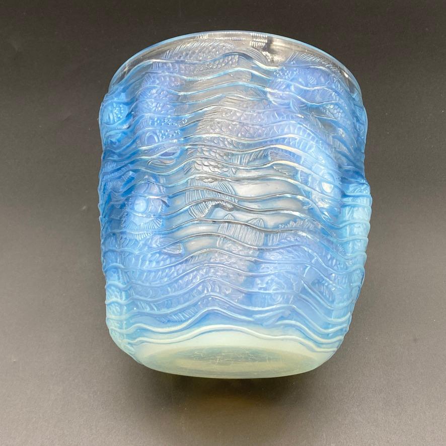 R.Lalique Opaleszierende Art Deco Delphin Vase  (Glas) im Angebot