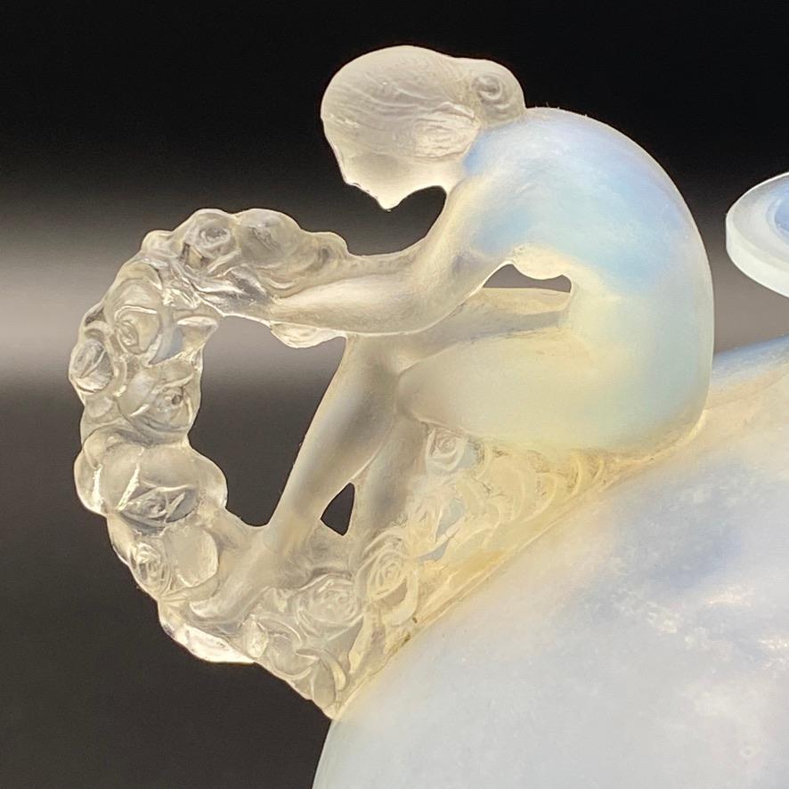 Francese Un vaso Bouchardon opalescente di R.Lalique in vendita