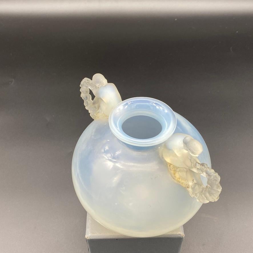 Inizio XX secolo Un vaso Bouchardon opalescente di R.Lalique in vendita