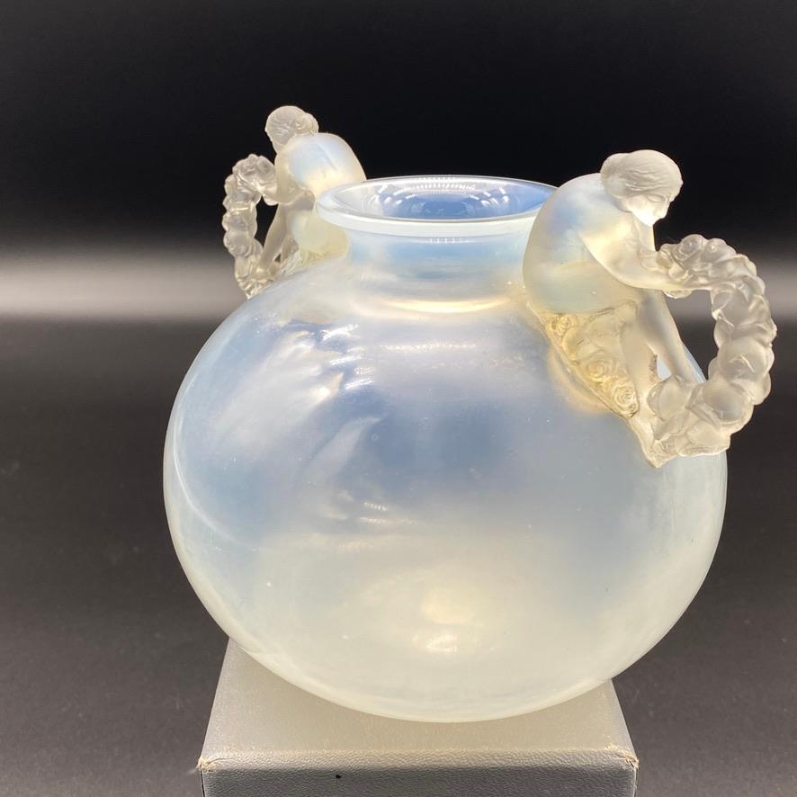 Vetro Un vaso Bouchardon opalescente di R.Lalique in vendita