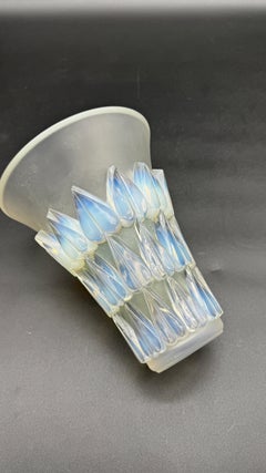A R.Lalique Opalescent Art Déco Feuilles Glasvase.