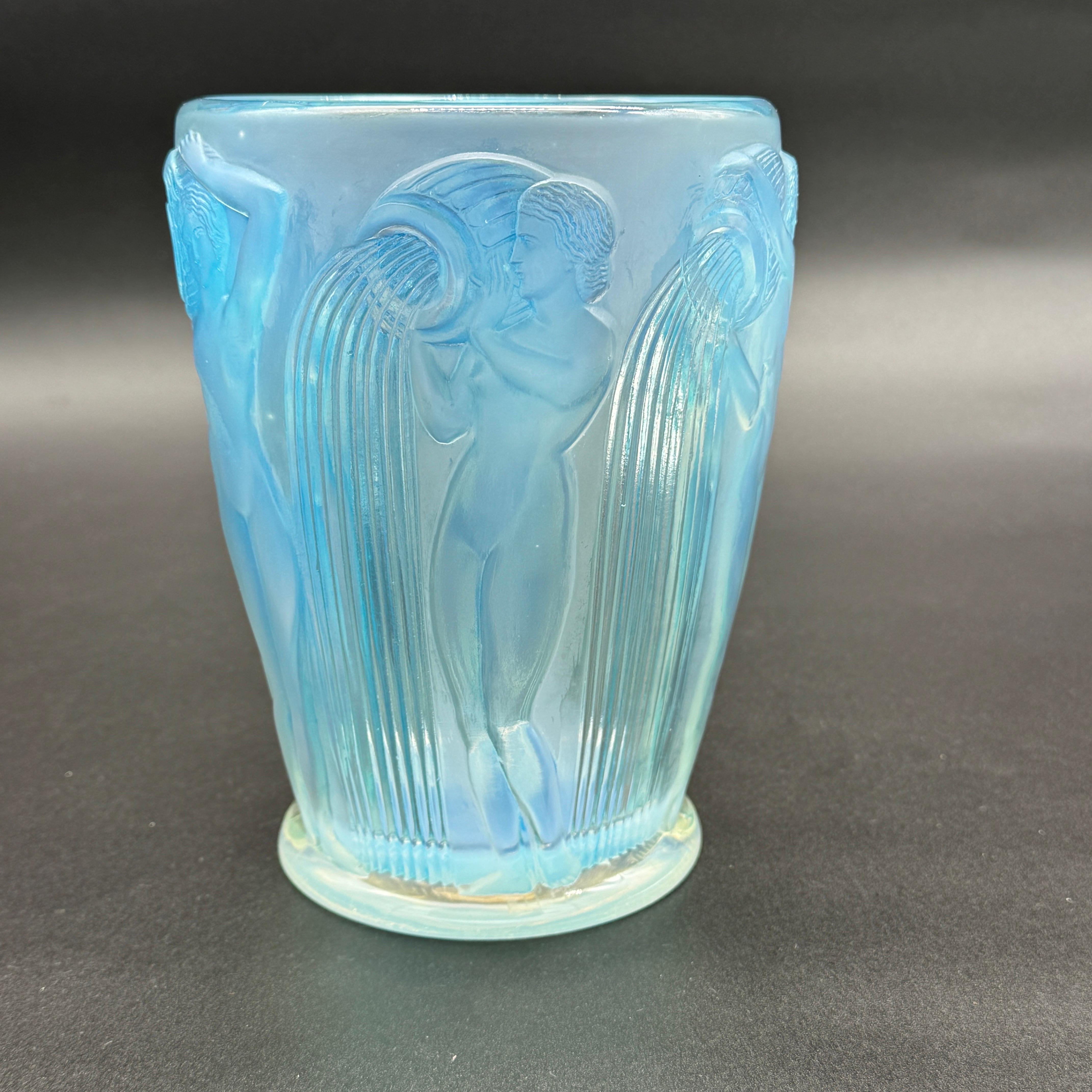 Un vase Art Déco en verre opalescent de Lalique . en vente 3