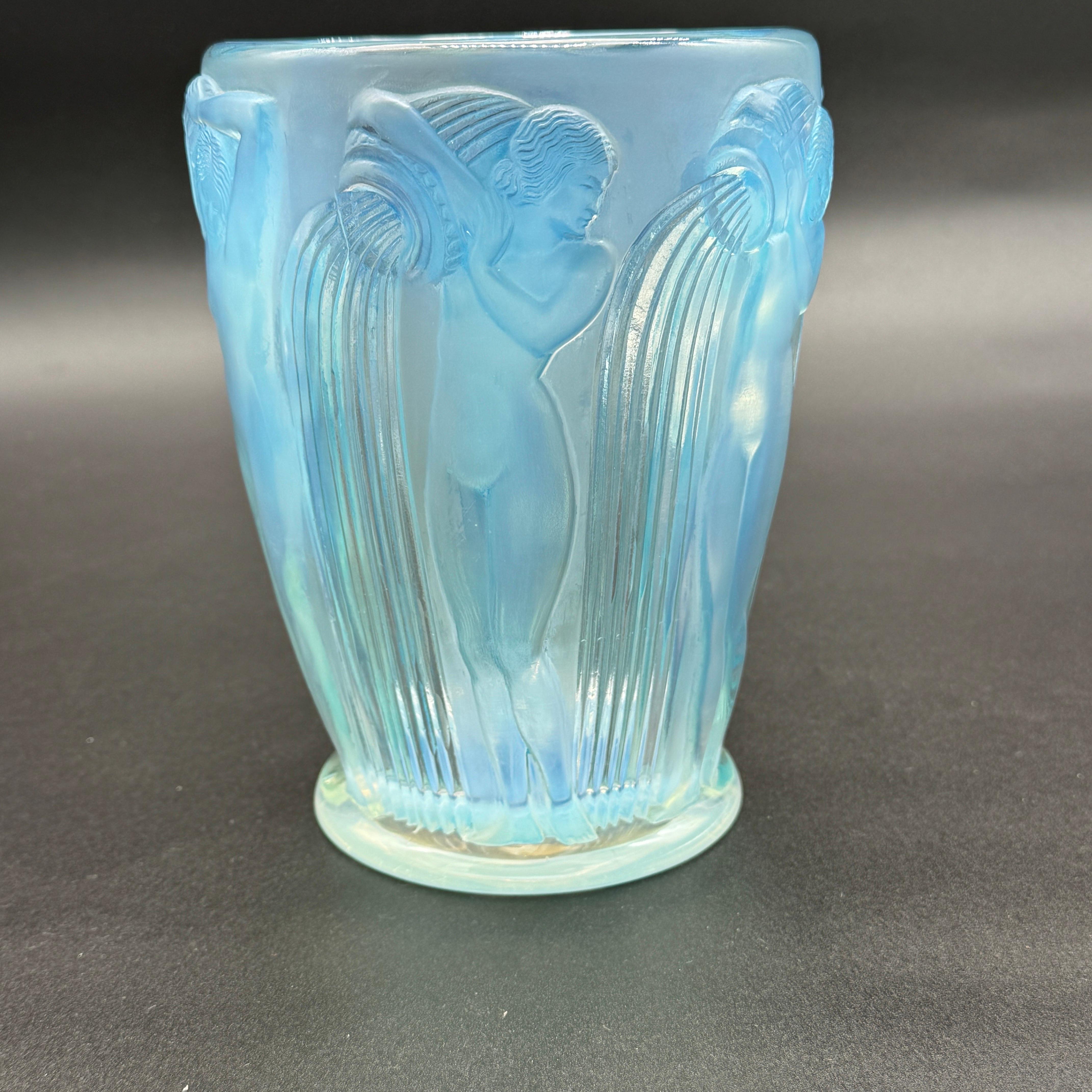 Un vase Art Déco en verre opalescent de Lalique . en vente 4