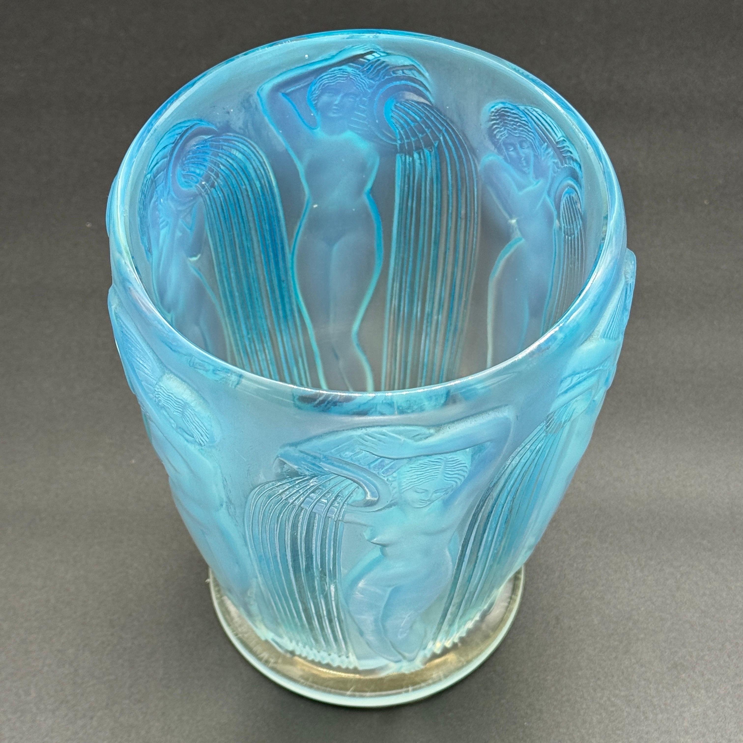 Un vase Art Déco en verre opalescent de Lalique . en vente 5