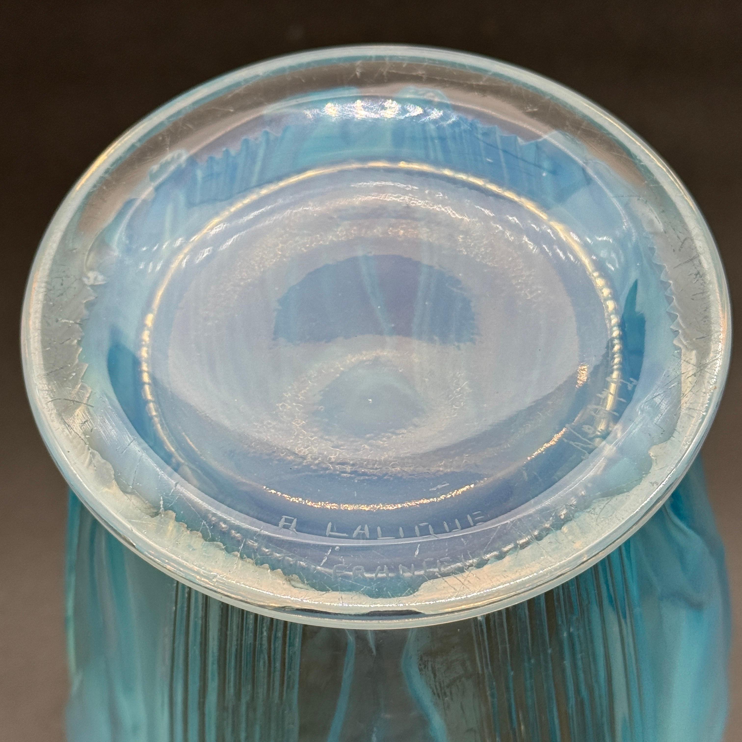 Un vase Art Déco en verre opalescent de Lalique . en vente 6