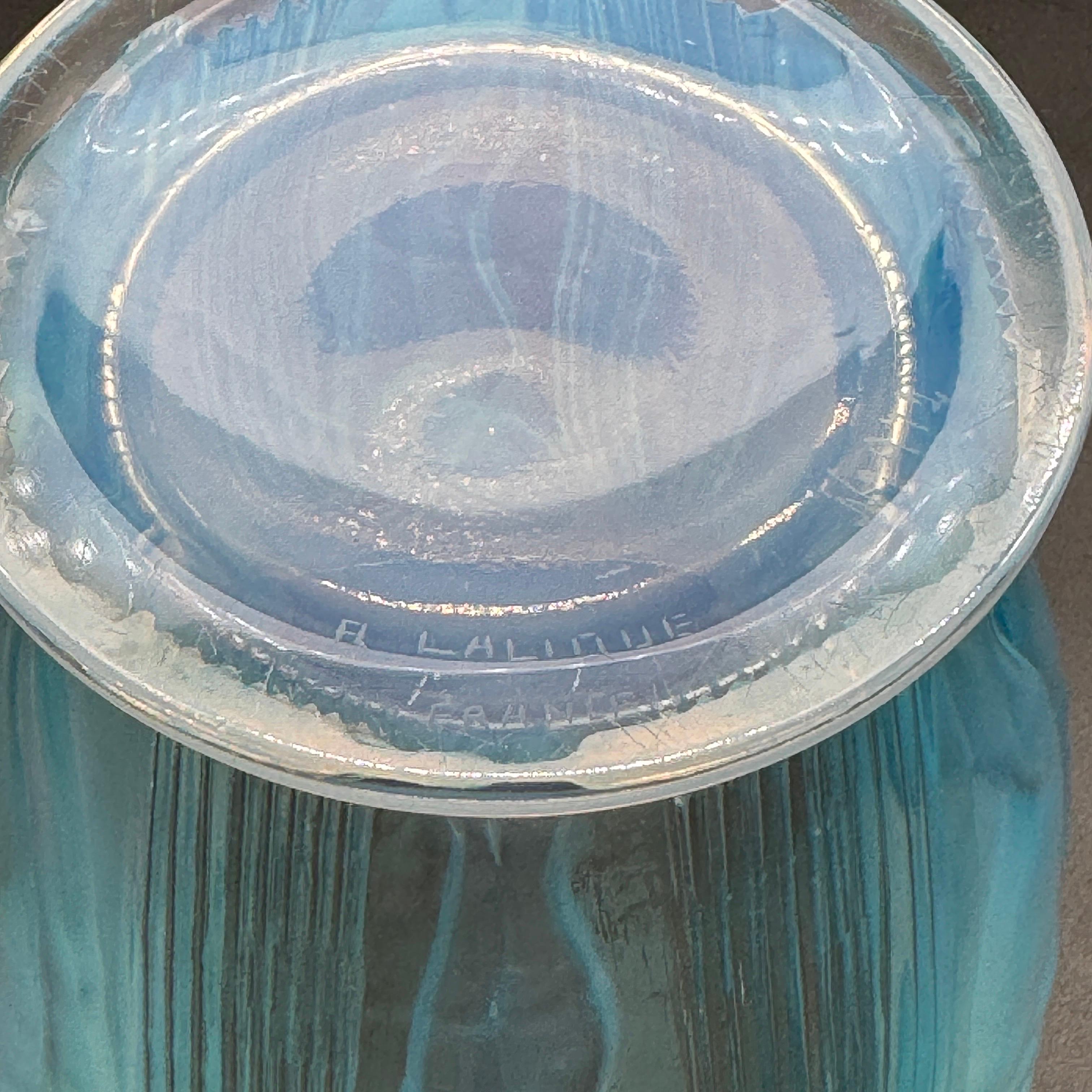 Un vase Art Déco en verre opalescent de Lalique . en vente 7