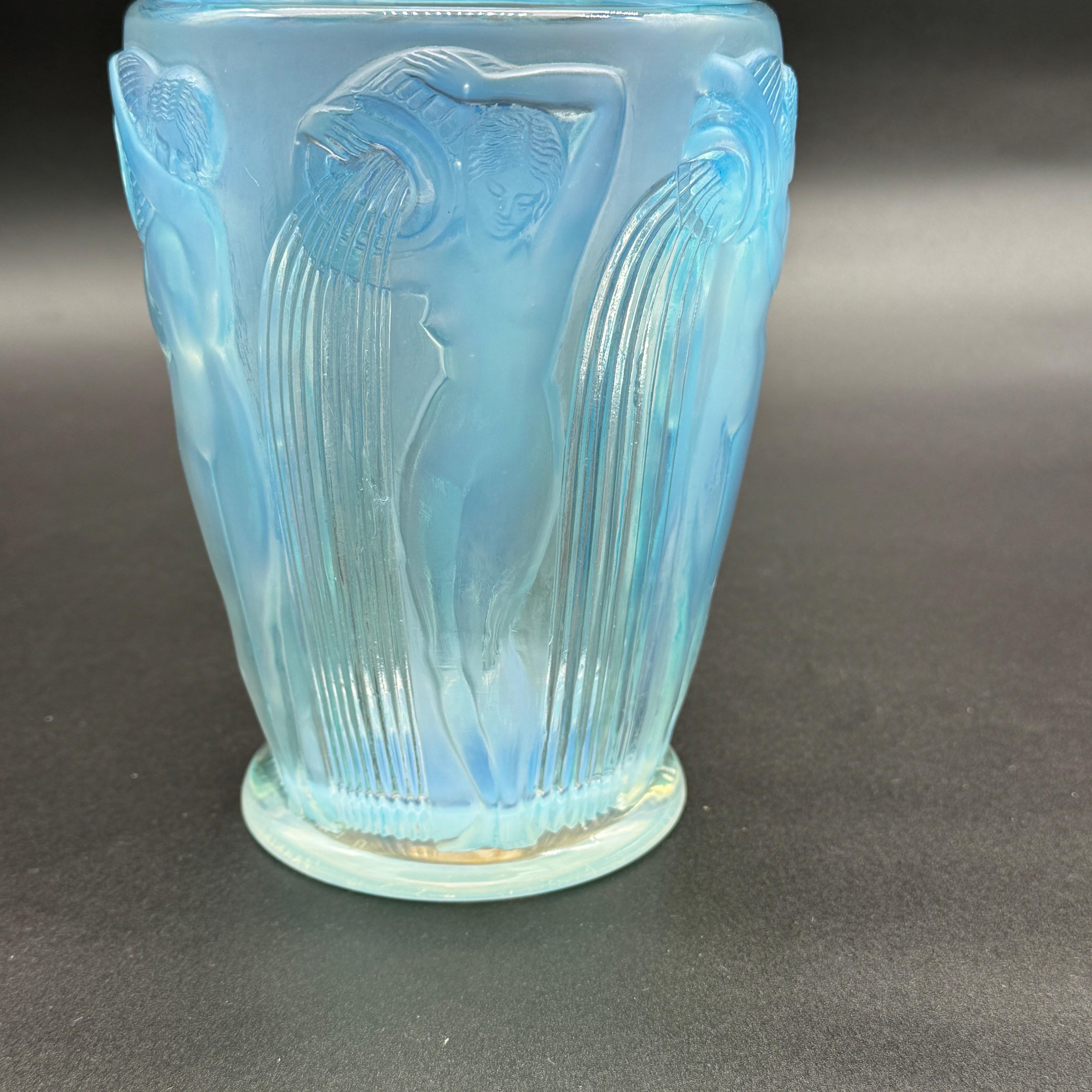 Un vase Art Déco en verre opalescent de Lalique . en vente 8