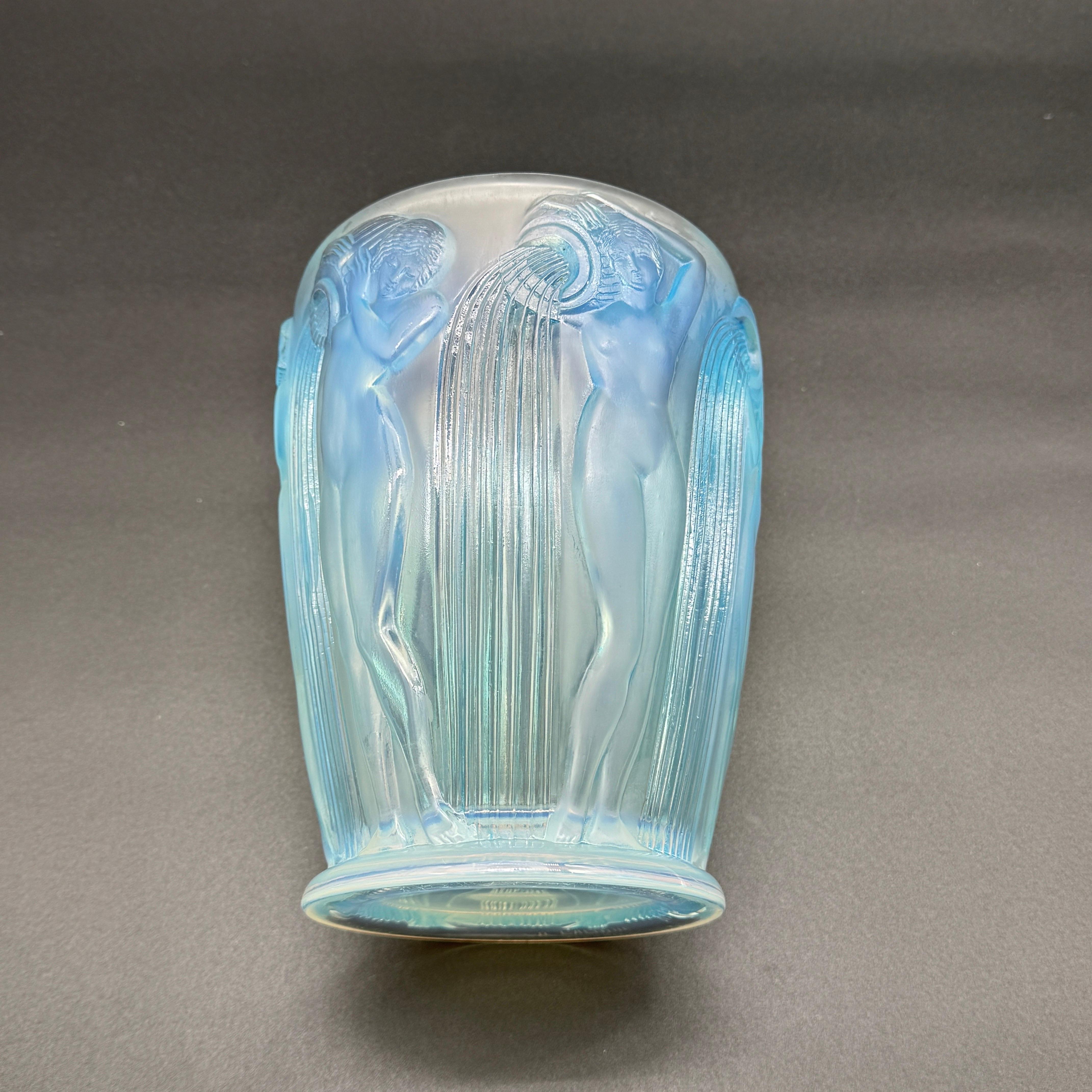 Un vase Art Déco en verre opalescent de Lalique . en vente 9