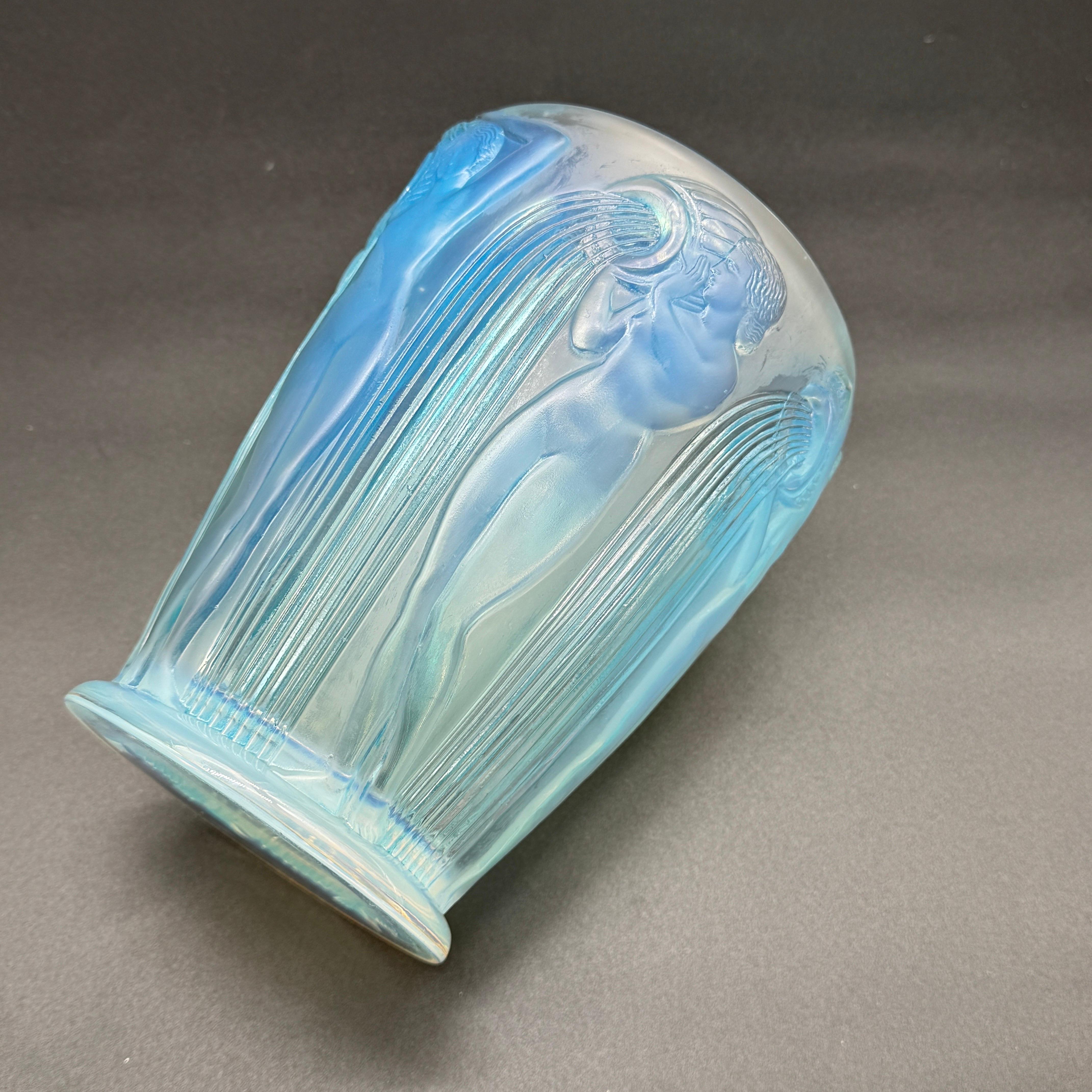 Le vase des Danaïdes a été créé en 1926 en verre blanc par R.Lalique.

Cet exemple est en verre patiné bleu et opalescent.

Les Danaïdes se tiennent dans différentes positions autour du vase.

Le vase est signé à la main en lettres d'imprimerie.
