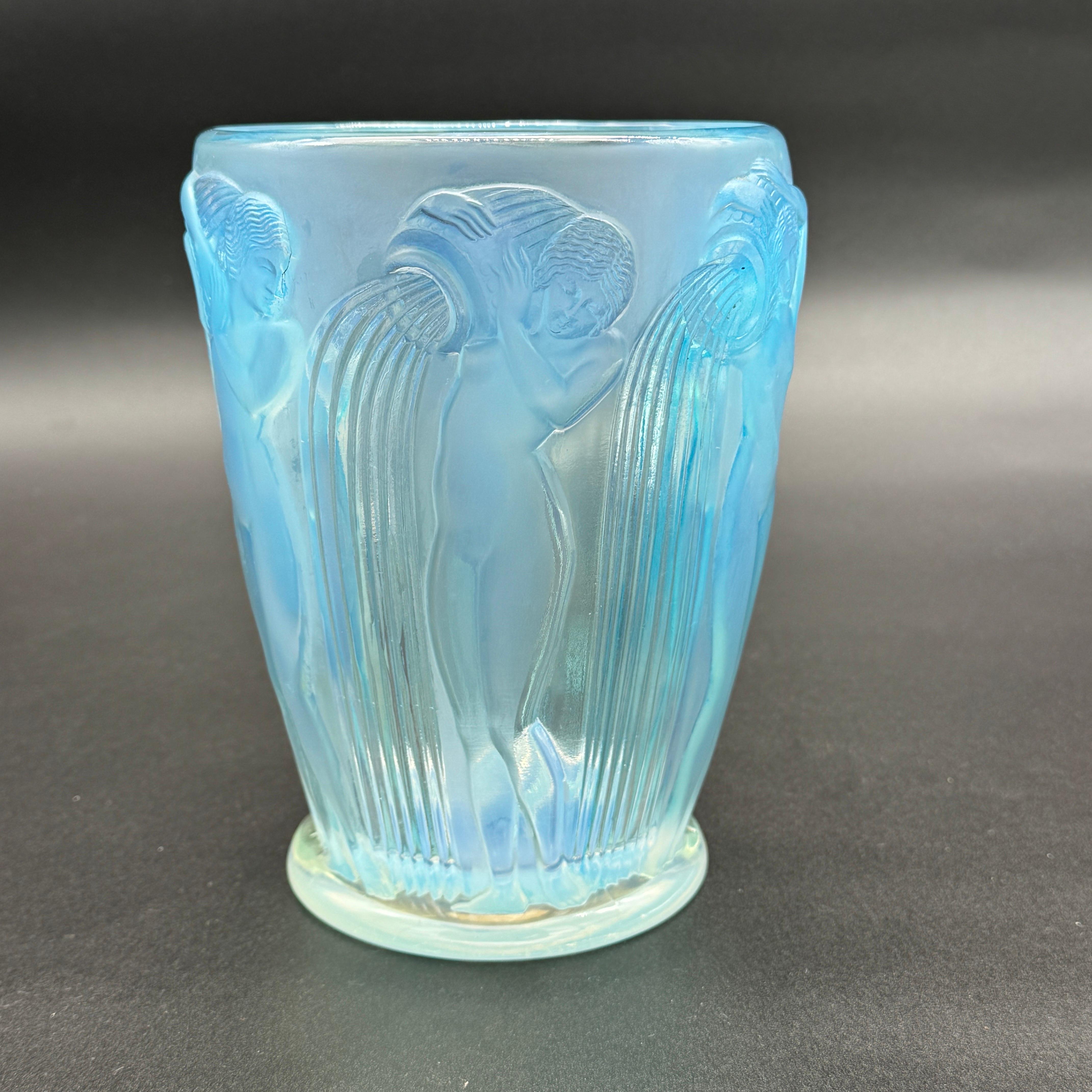 Art déco Un vase Art Déco en verre opalescent de Lalique . en vente