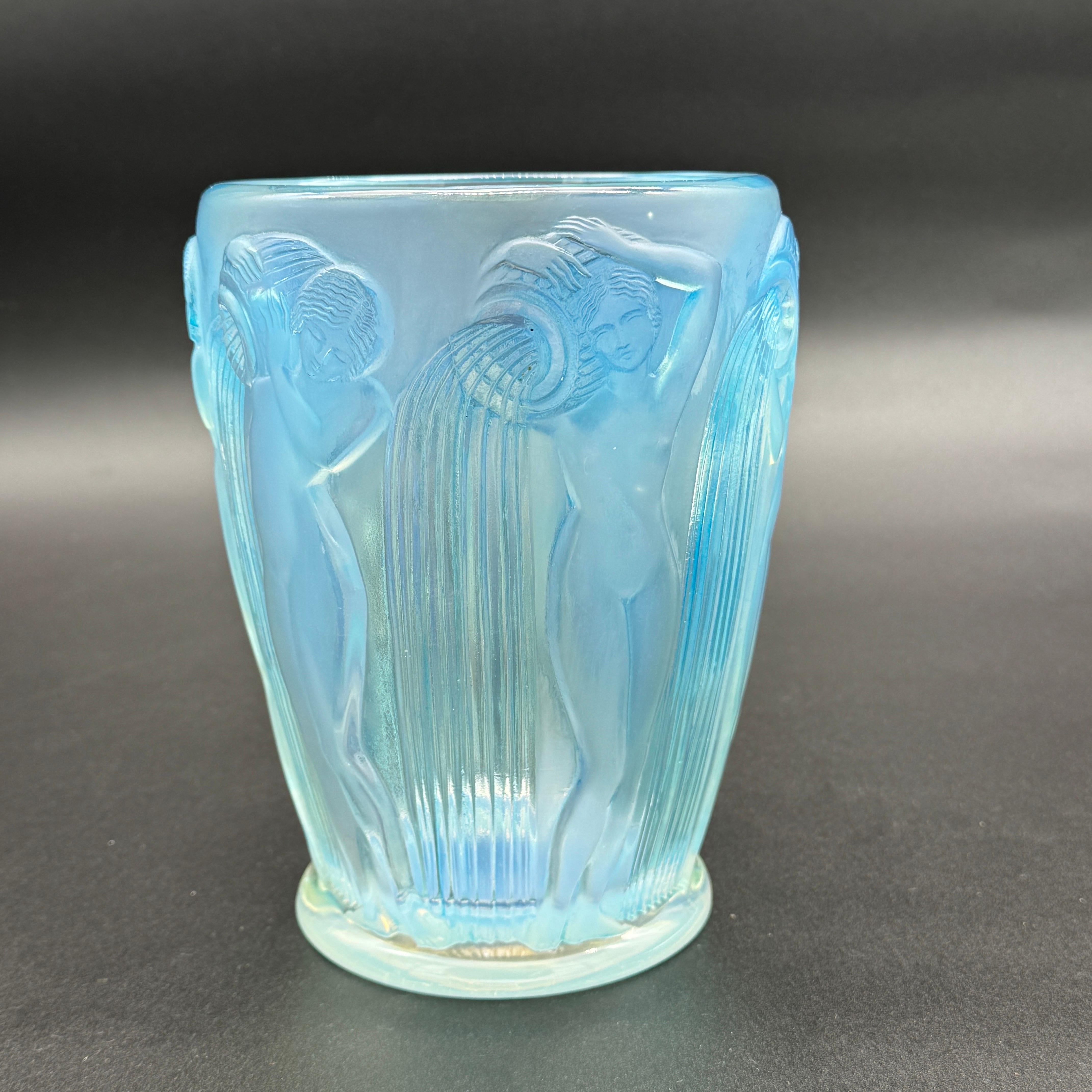 Français Un vase Art Déco en verre opalescent de Lalique . en vente