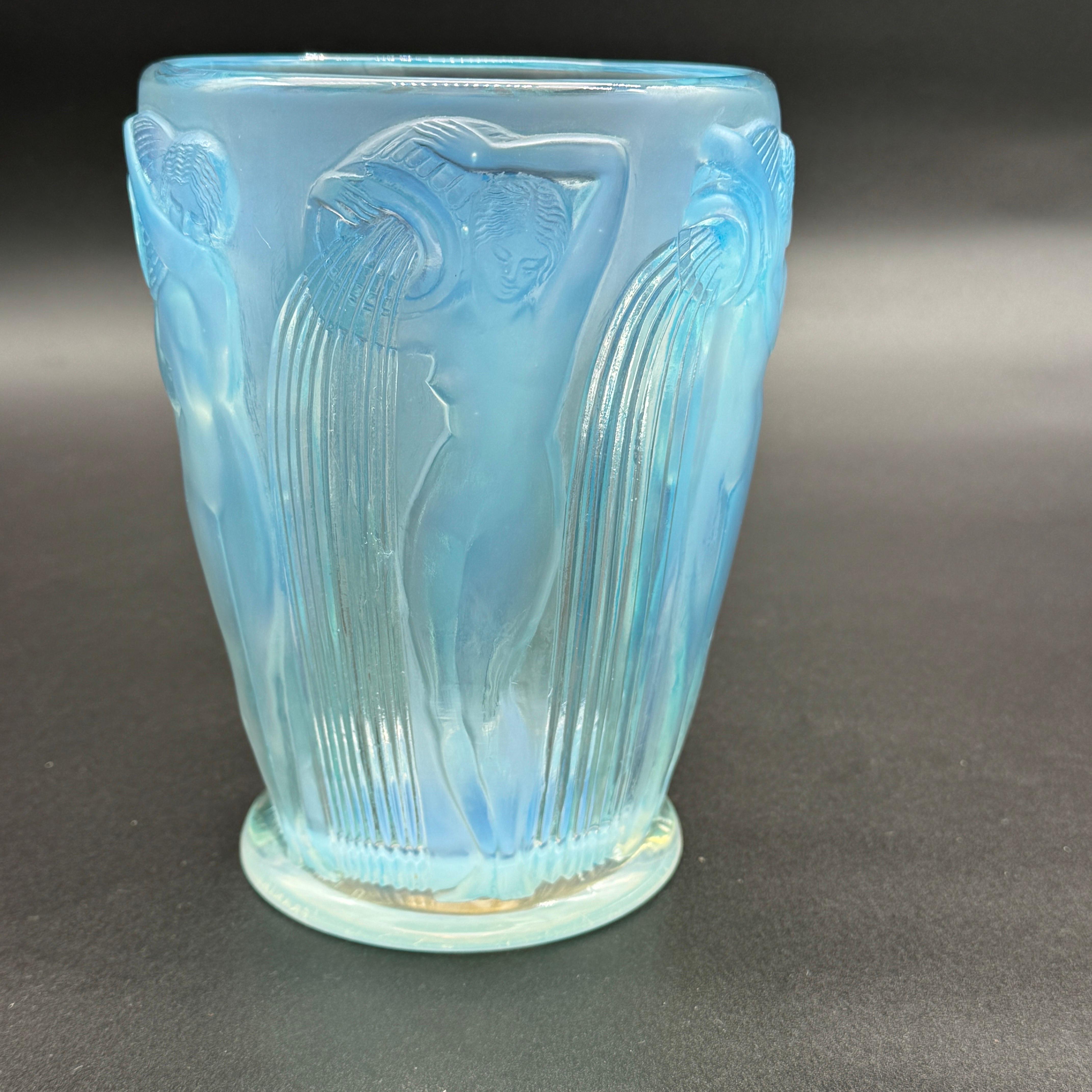 Un vase Art Déco en verre opalescent de Lalique . Excellent état - En vente à SAINT-OUEN-SUR-SEINE, FR