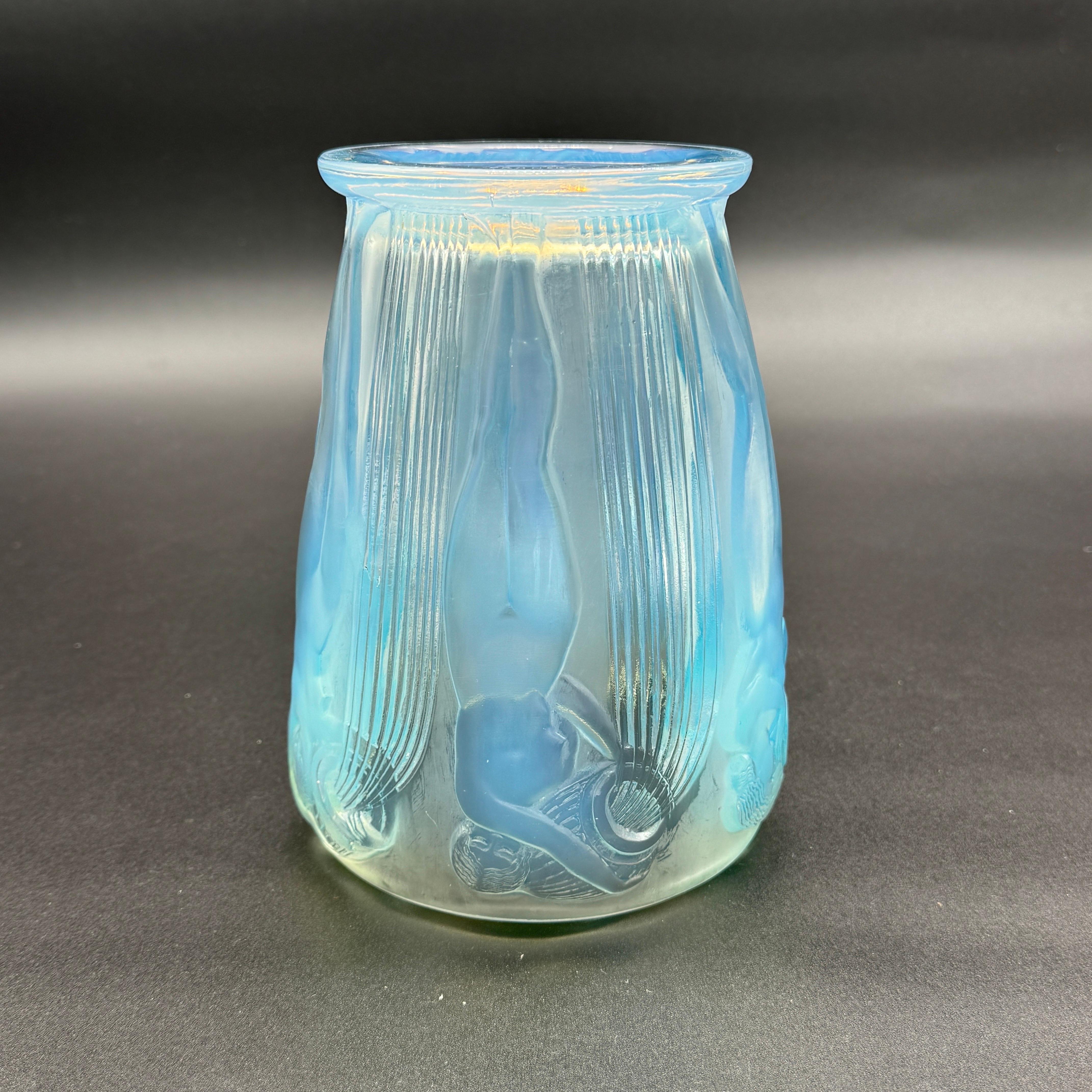 Début du 20ème siècle Un vase Art Déco en verre opalescent de Lalique . en vente