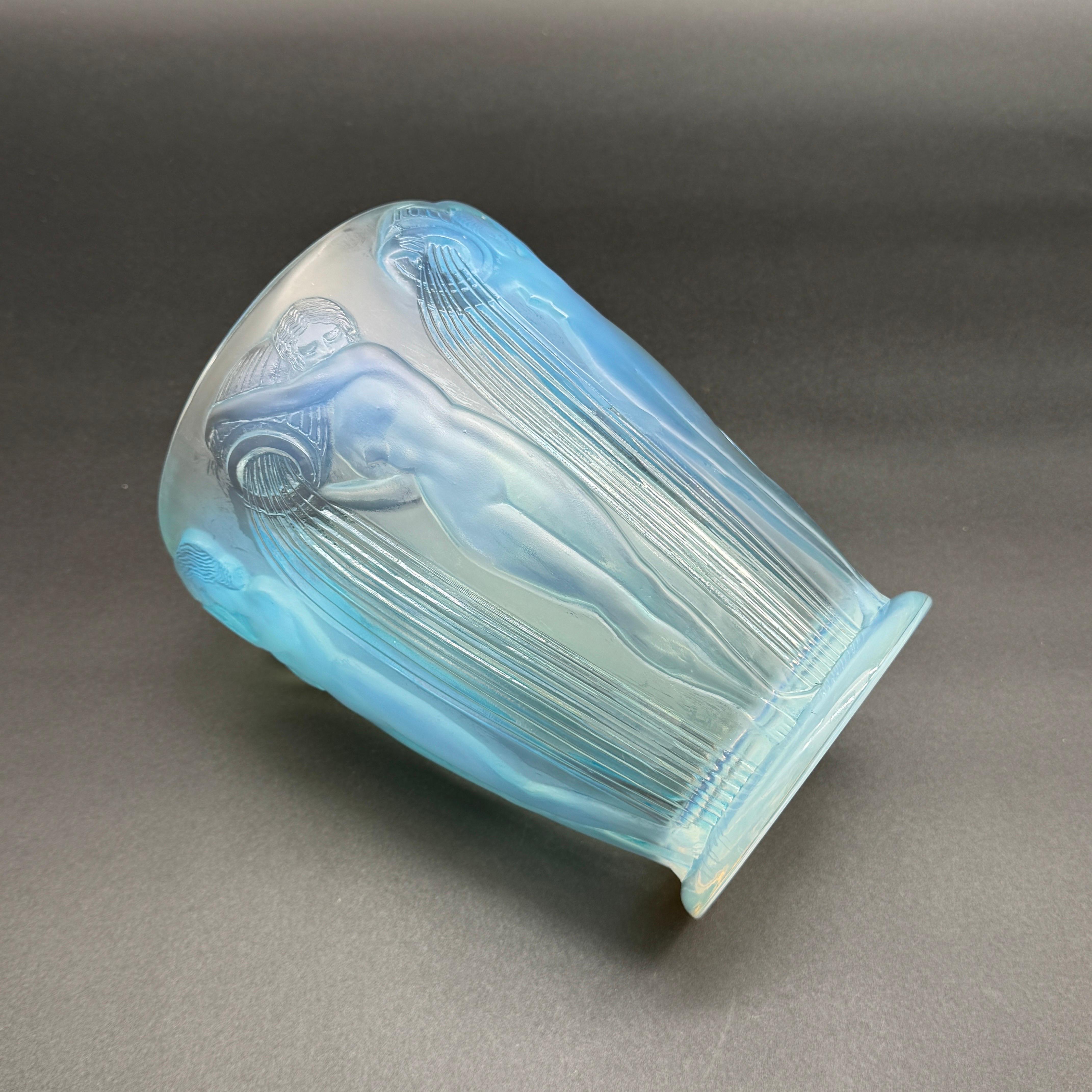 Verre Un vase Art Déco en verre opalescent de Lalique . en vente