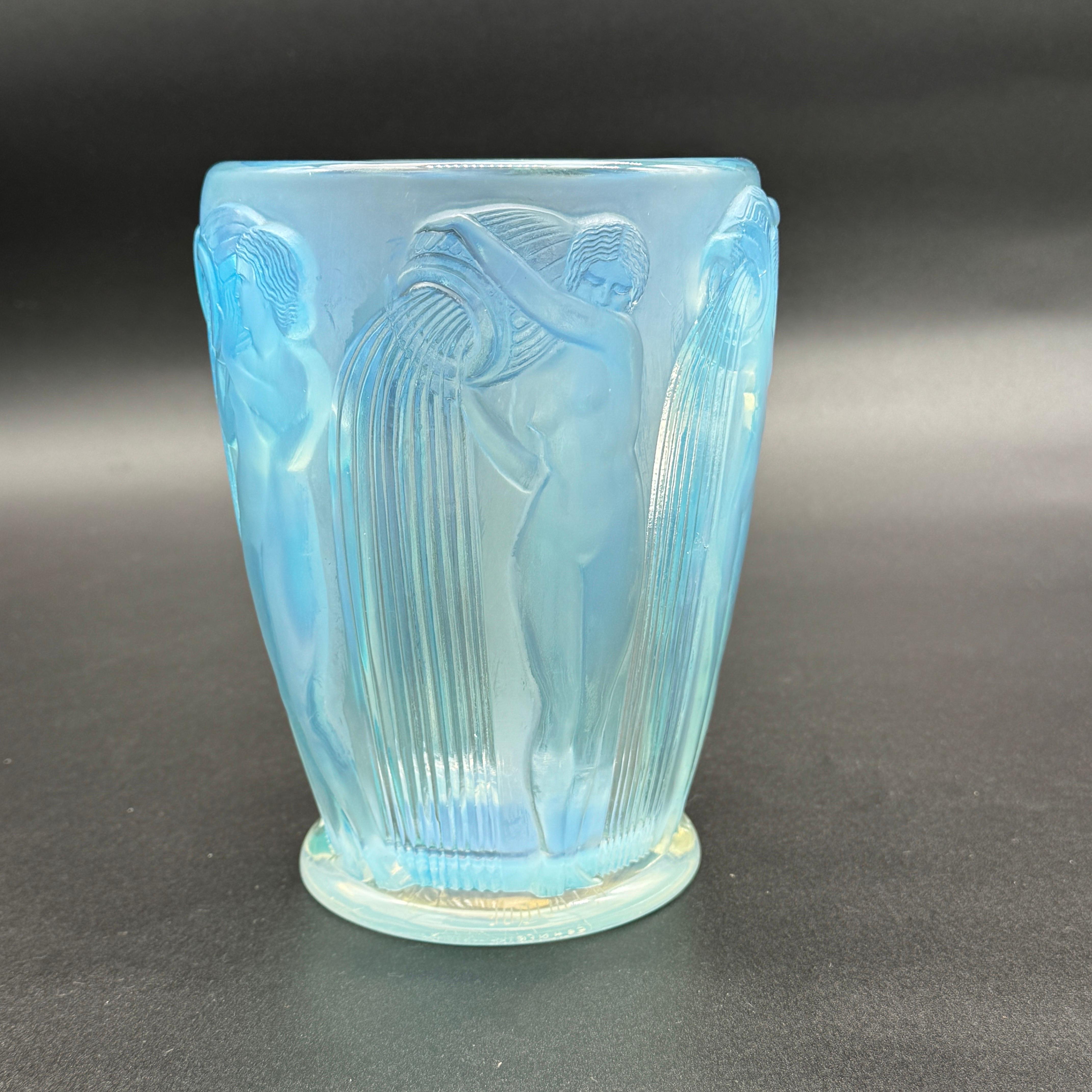 Un vase Art Déco en verre opalescent de Lalique . en vente 1