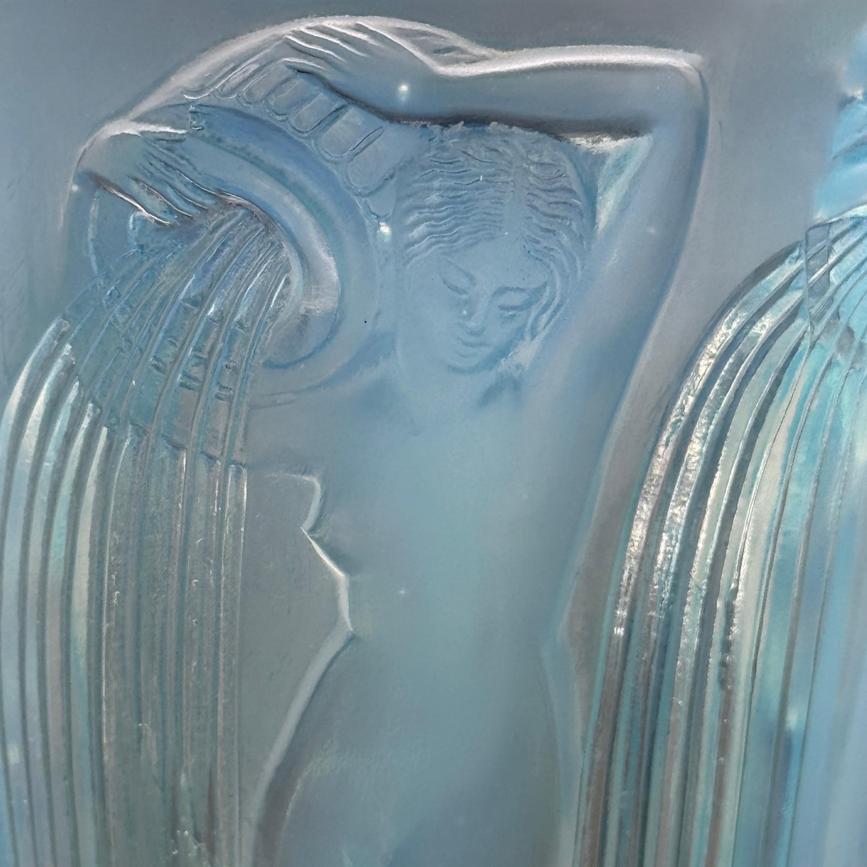 Un vase Art Déco en verre opalescent de Lalique . en vente 2