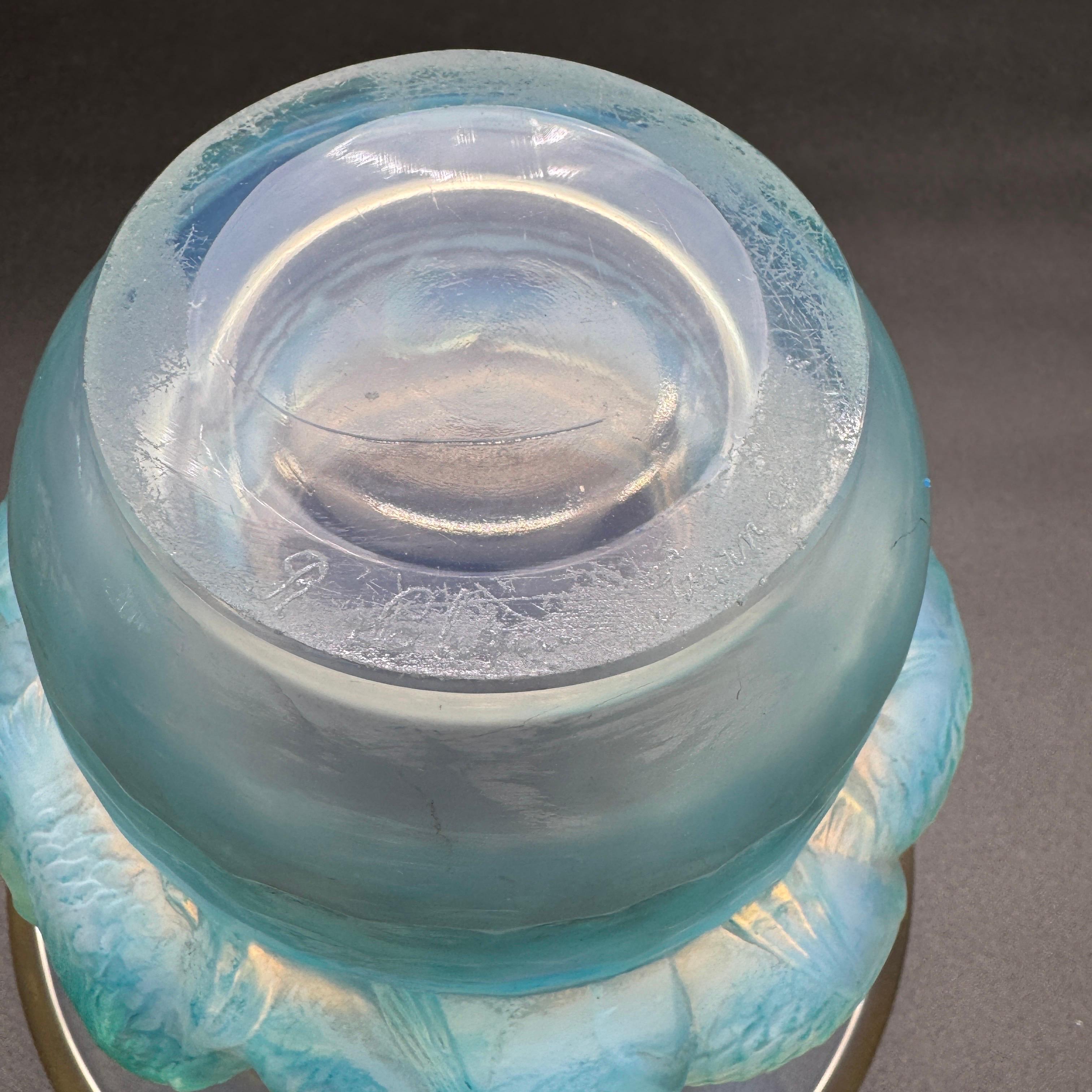 A R.Lalique Opalescent Glass Piriac vase. in vendita 3
