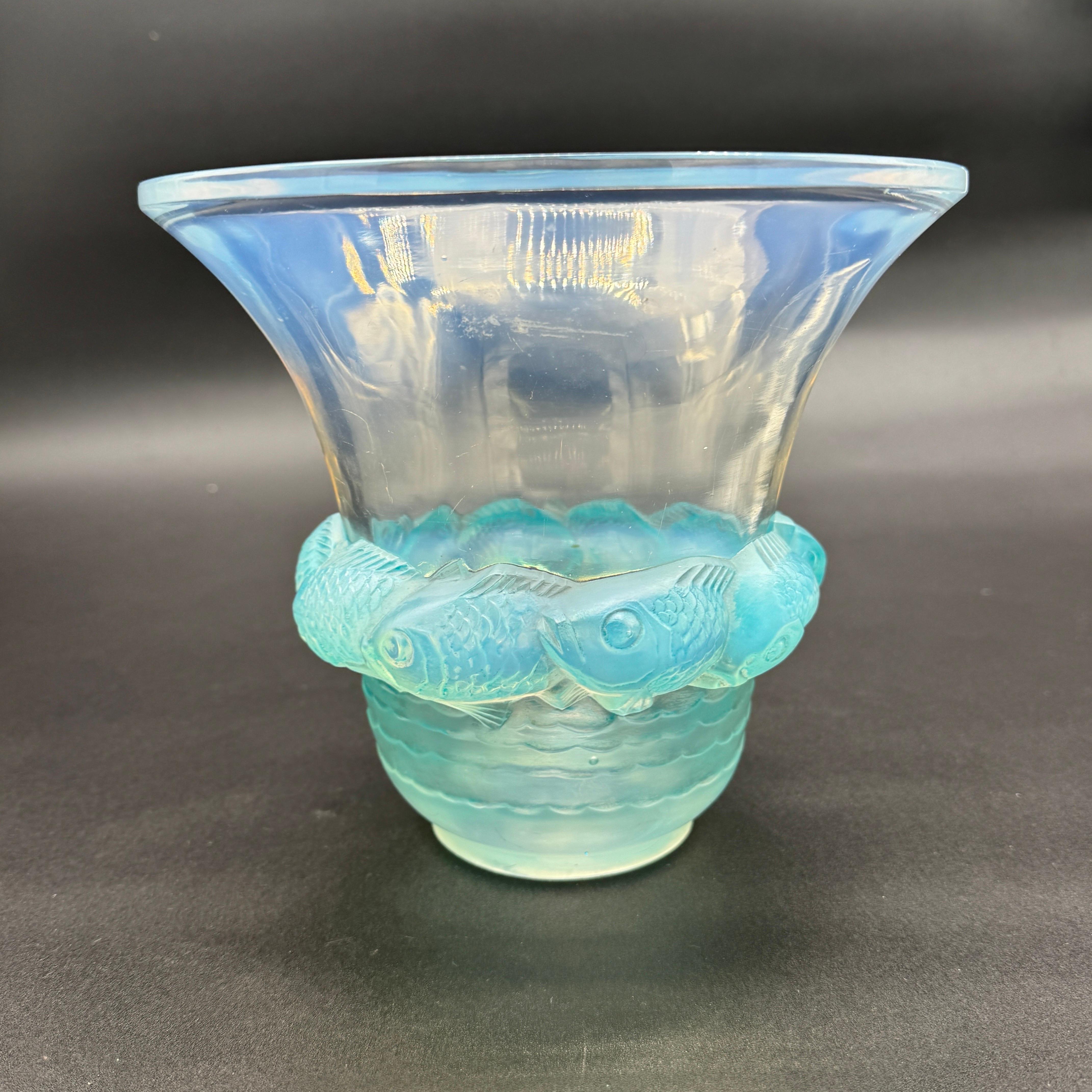 Art Déco A R.Lalique Opalescent Glass Piriac vase. in vendita