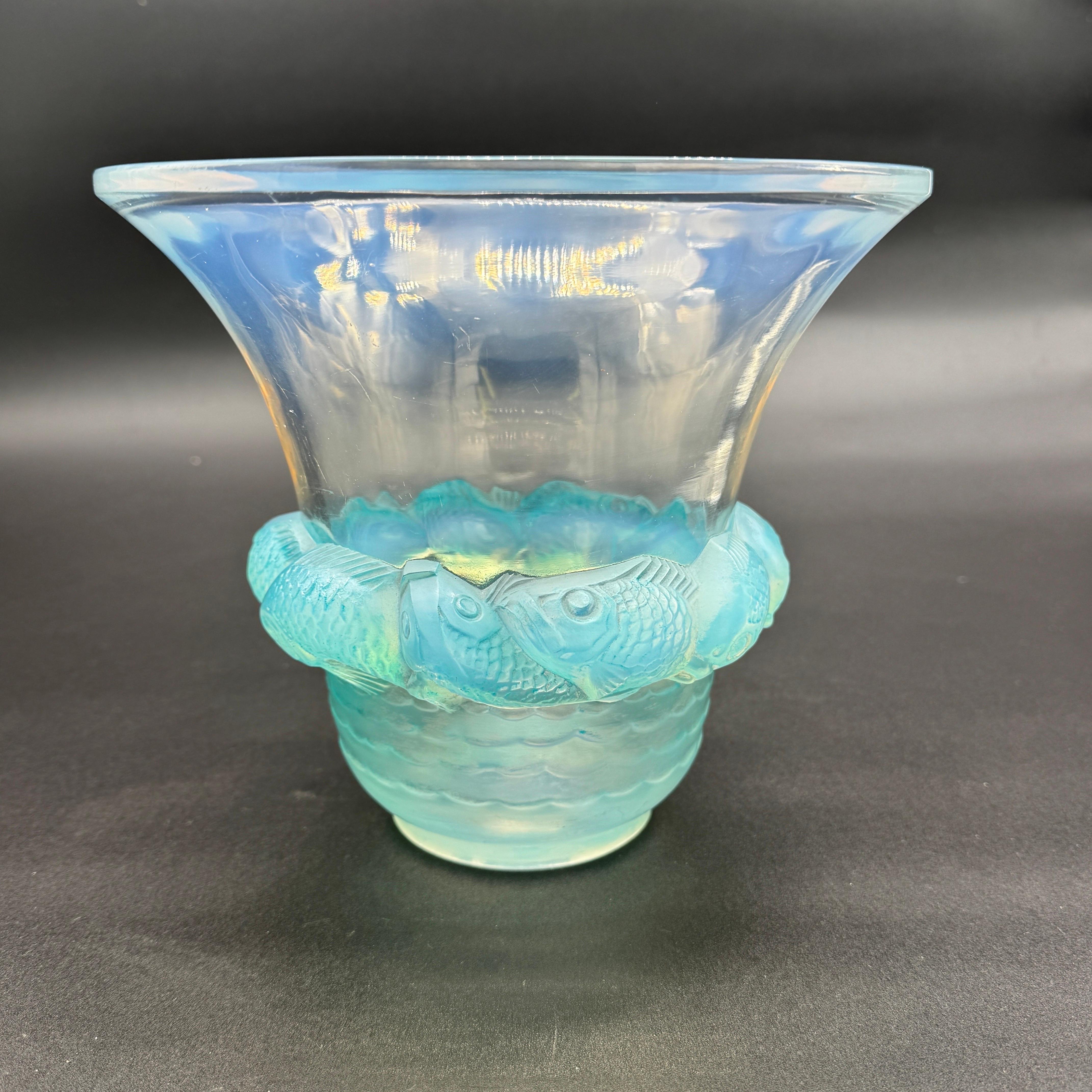 A R.Lalique Opalescent Glass Piriac vase. In condizioni ottime in vendita a SAINT-OUEN-SUR-SEINE, FR