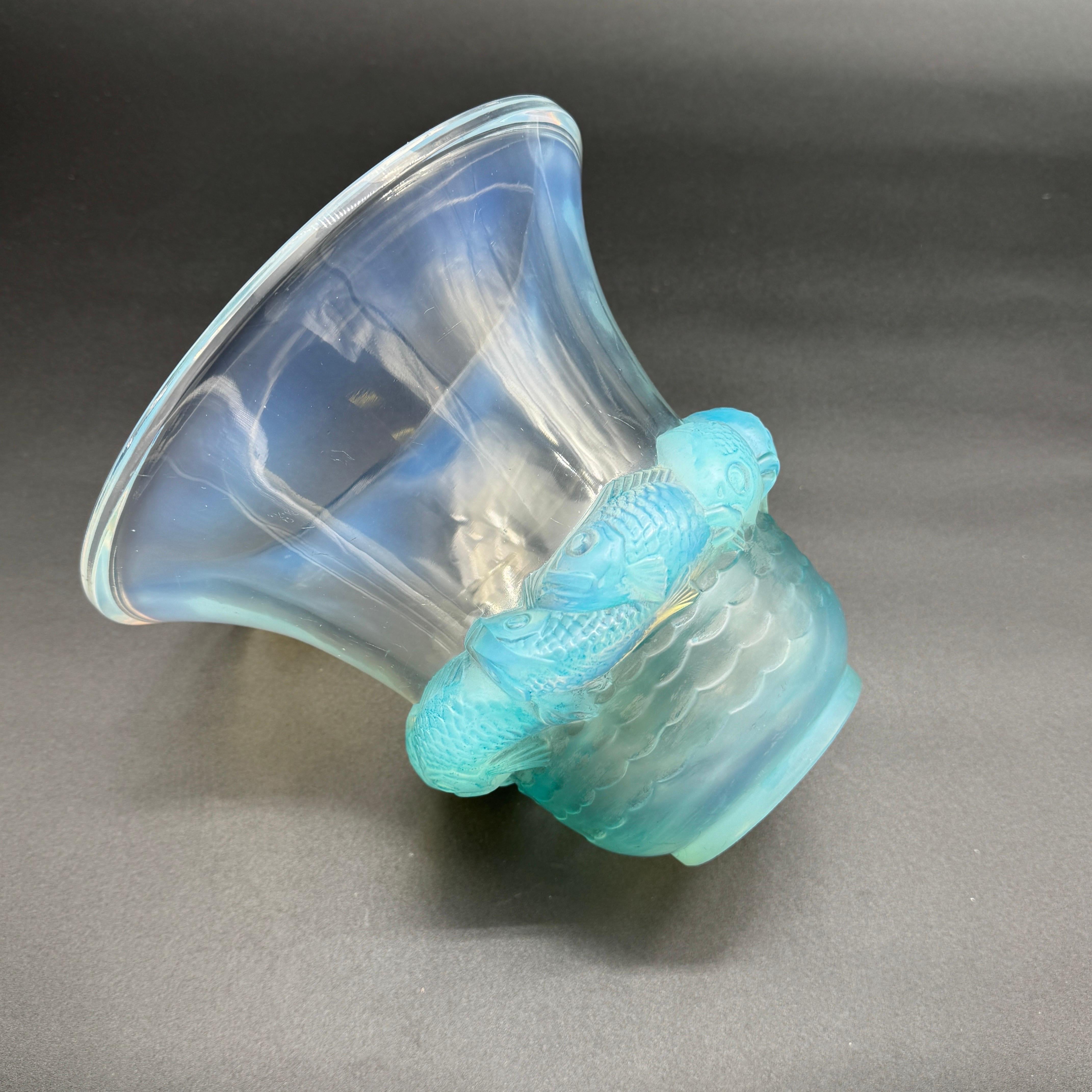 Metà XX secolo A R.Lalique Opalescent Glass Piriac vase. in vendita