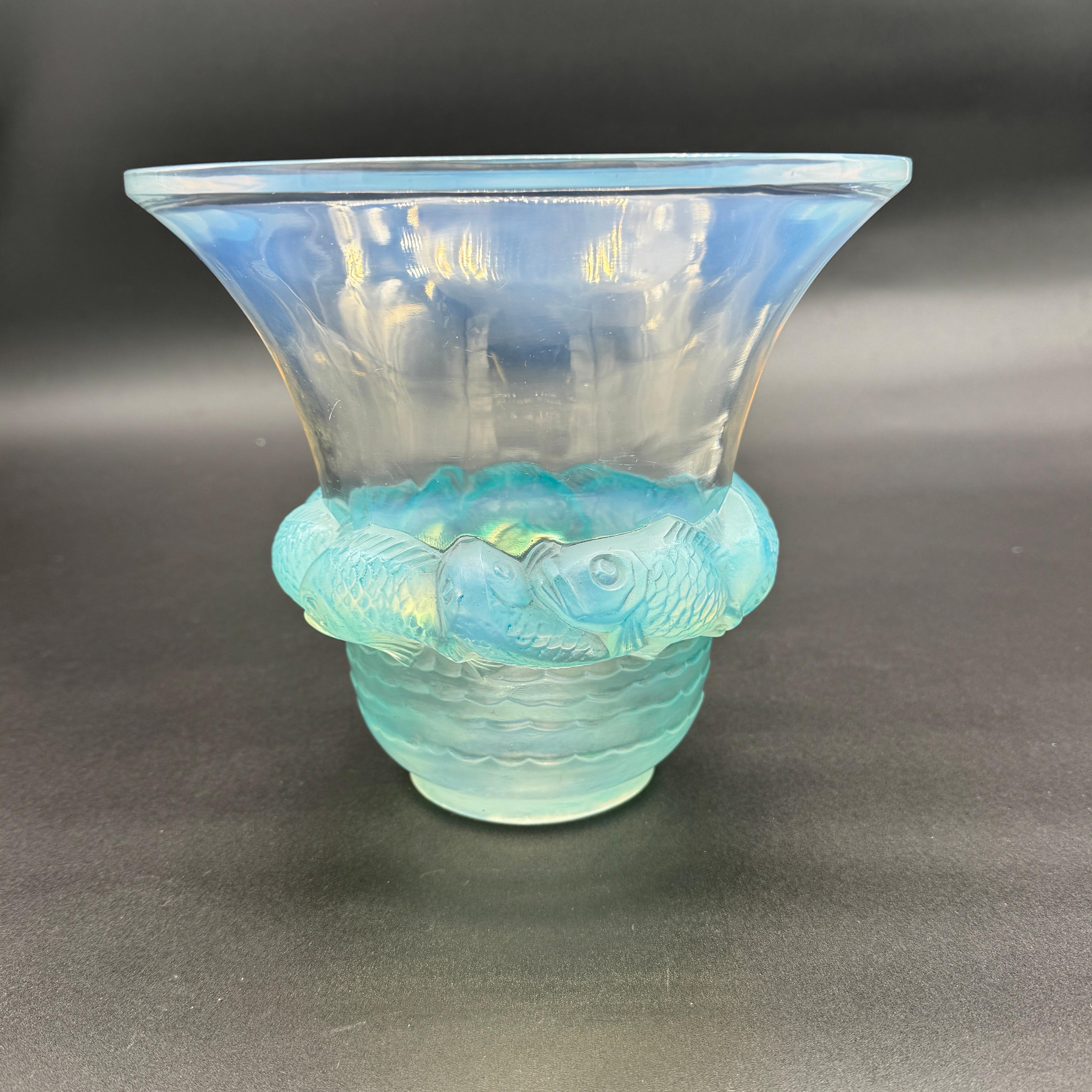 A R.Lalique Opalescent Glass Piriac vase. in vendita 1