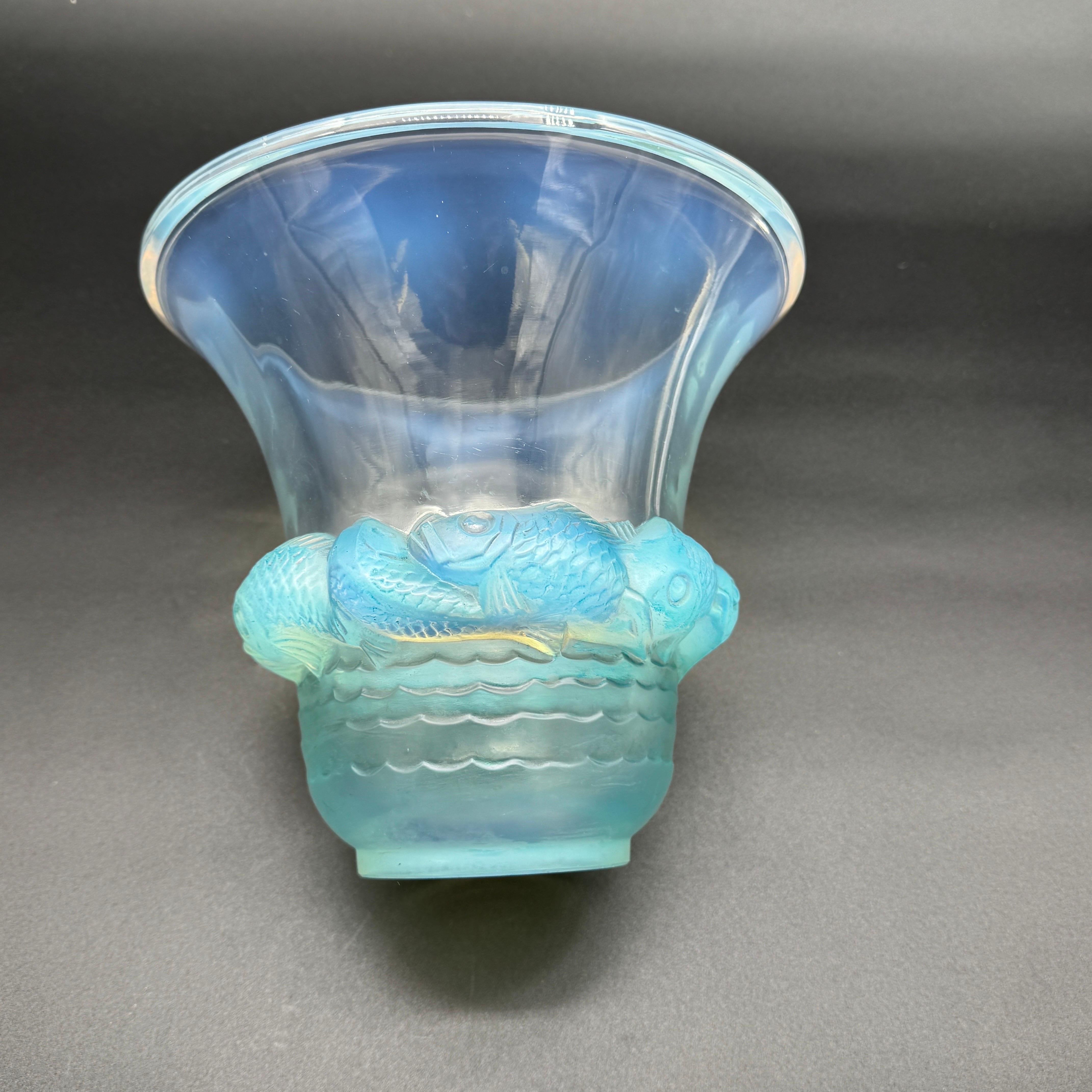 A R.Lalique Opalescent Glass Piriac vase. in vendita 2