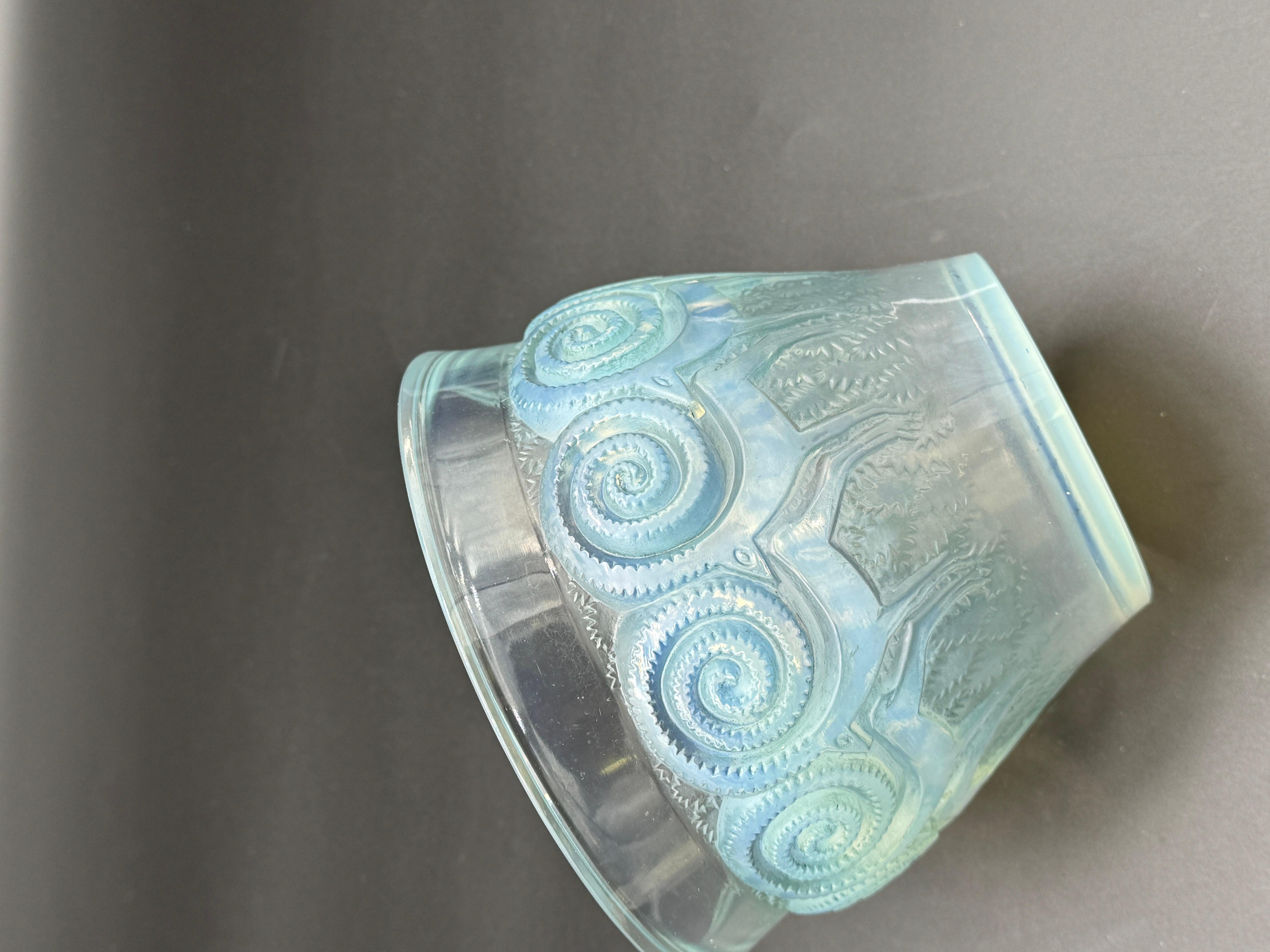 A R.Lalique Opalescent Glass Rennes Vase In Excellent Condition For Sale In SAINT-OUEN-SUR-SEINE, FR