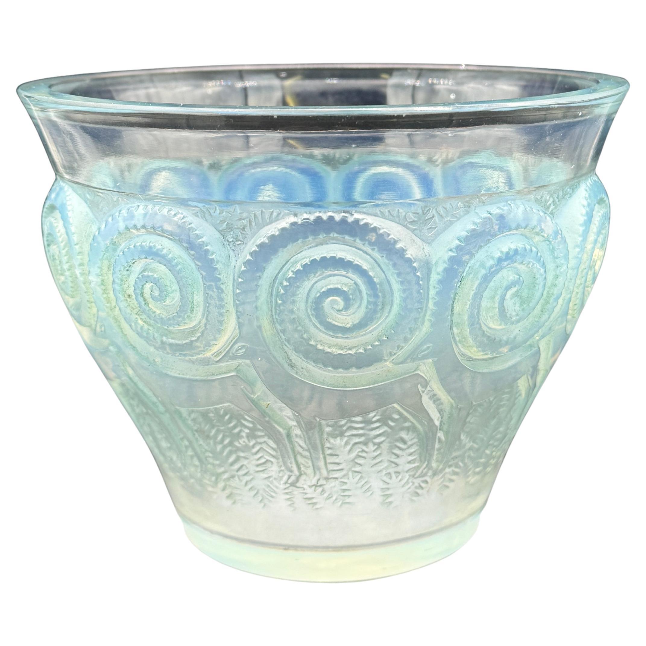 Vase Rennes en verre opalescent de R.Lalique